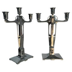 Paire de bougeoirs de style Art nouveau en étain, signés Achille Gamba