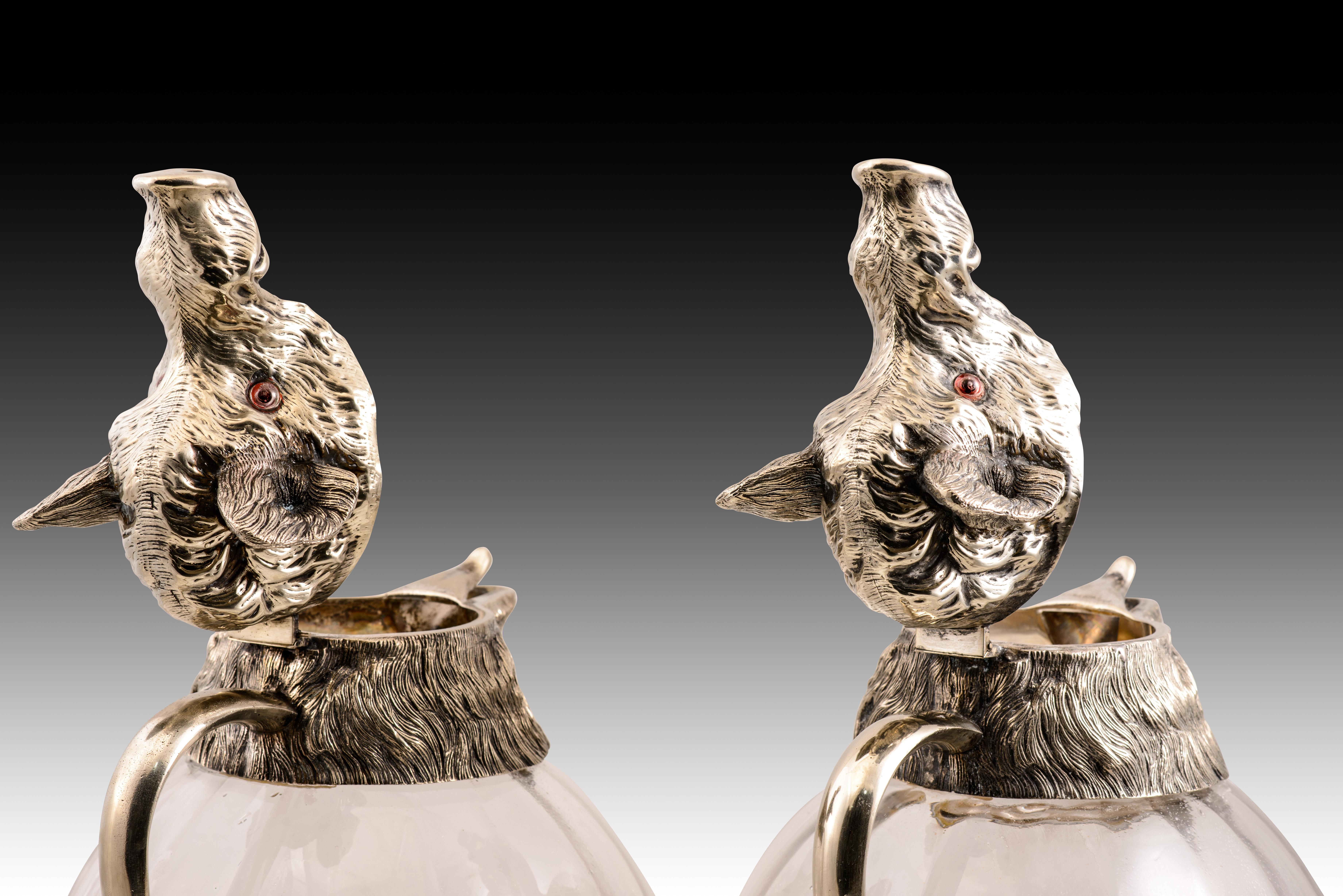 Européen Paire de cruches, sangliers. Métal argenté, verre. Probablement Espagne, C.I.C. en vente