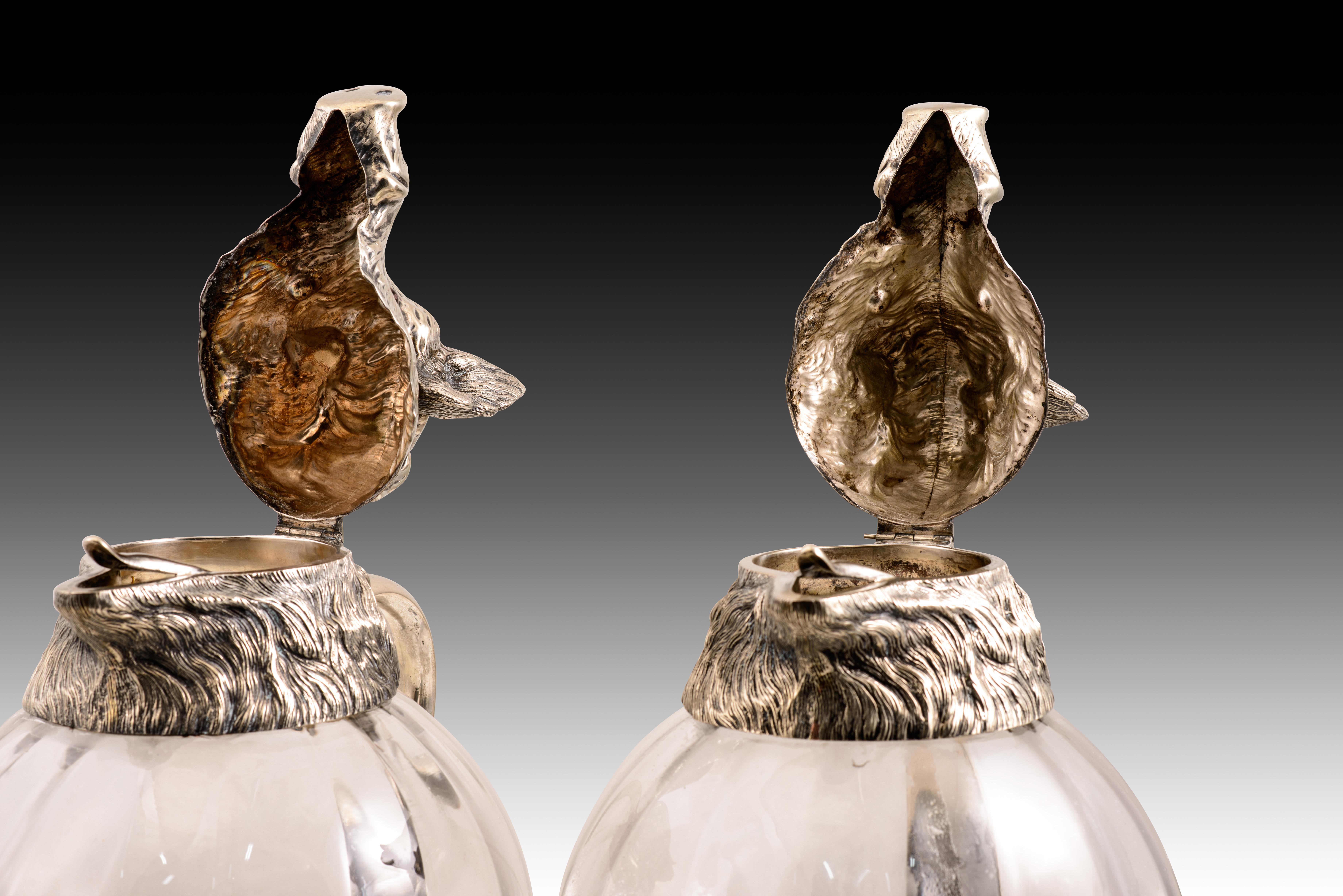 Paire de cruches, sangliers. Métal argenté, verre. Probablement Espagne, C.I.C. Bon état - En vente à Madrid, ES