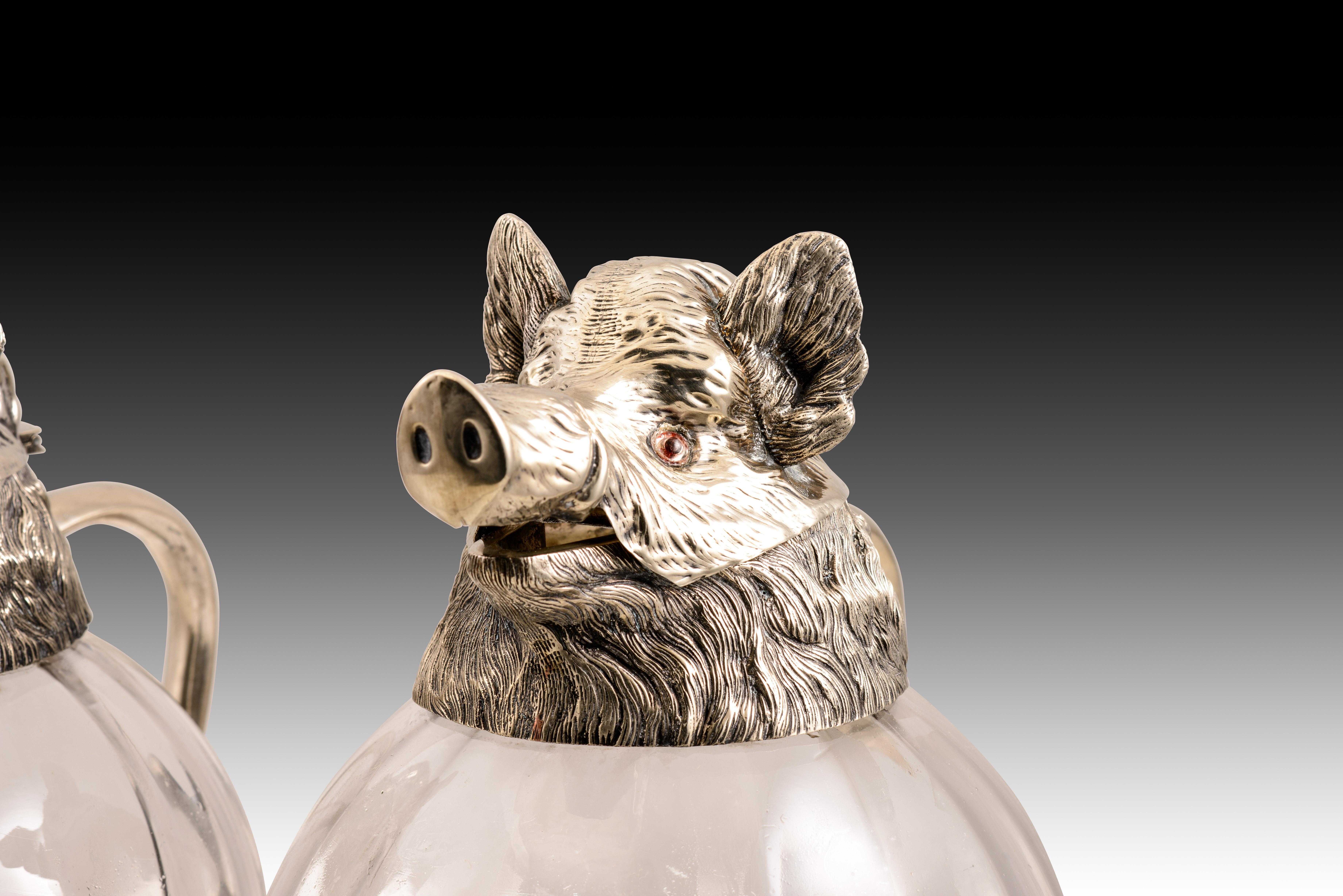 Paire de cruches, sangliers. Métal argenté, verre. Probablement Espagne, C.I.C. en vente 1