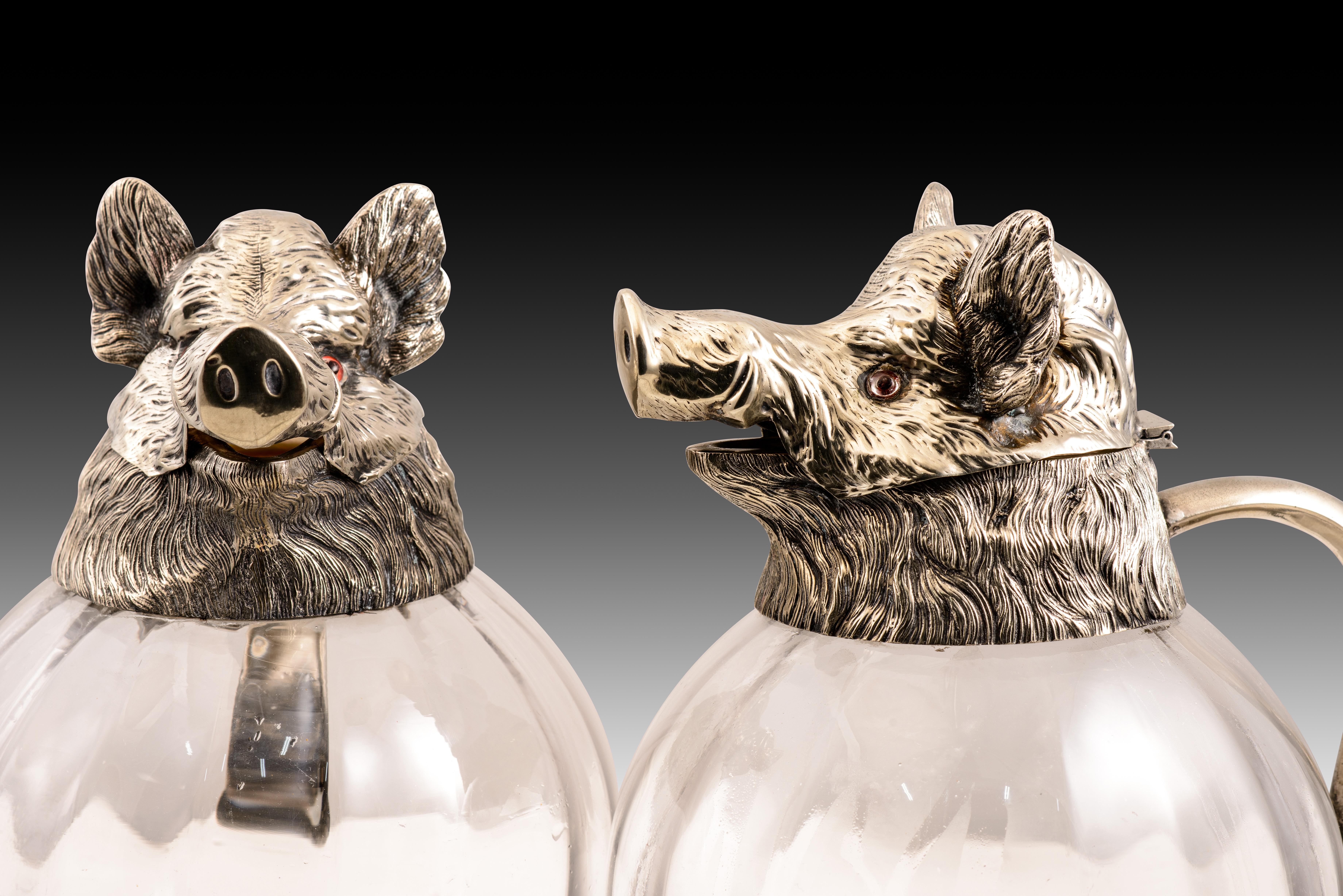Paire de cruches, sangliers. Métal argenté, verre. Probablement Espagne, C.I.C. en vente 2