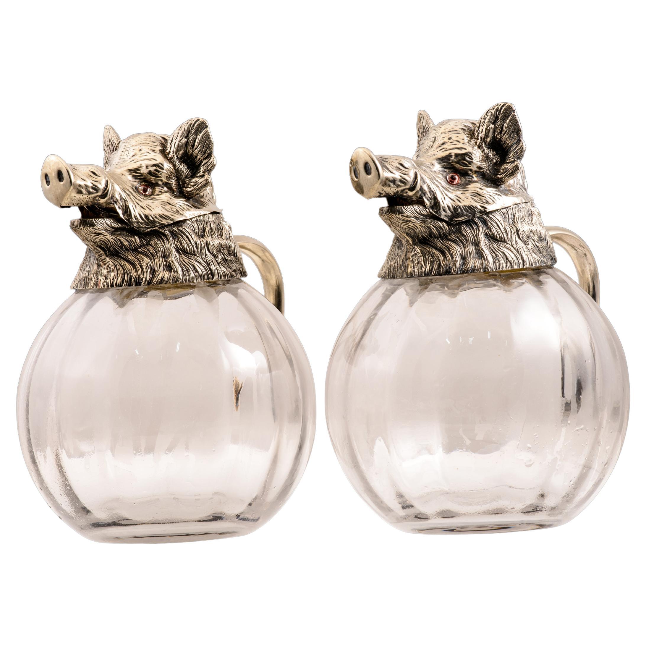 Paire de cruches, sangliers. Métal argenté, verre. Probablement Espagne, C.I.C. en vente