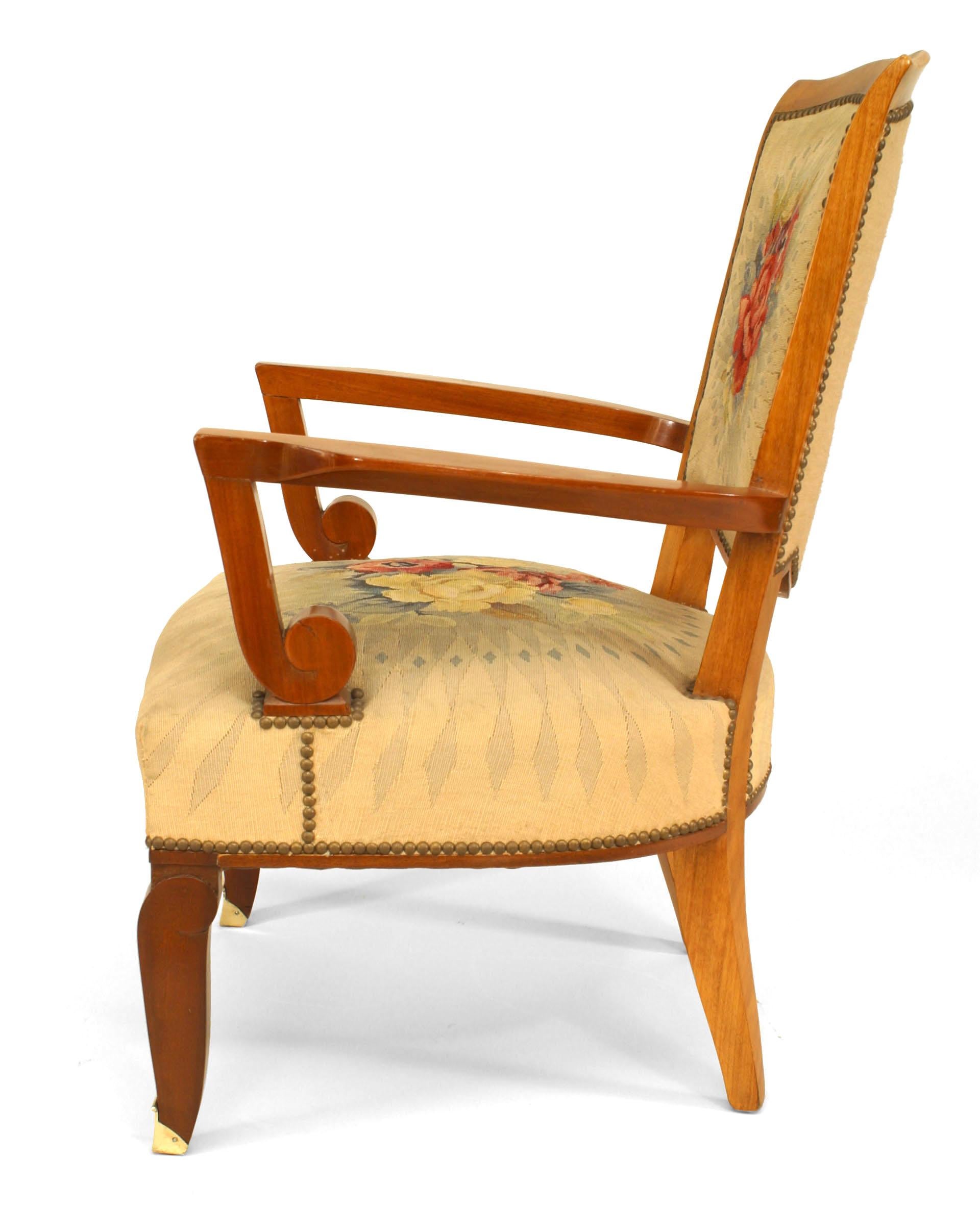 Coppia di poltrone aperte in mogano Art Déco francese con piedi in bronzo e seduta e schienale imbottiti in Aubusson floreale. (att: JULES LELEU, Ile de France)
