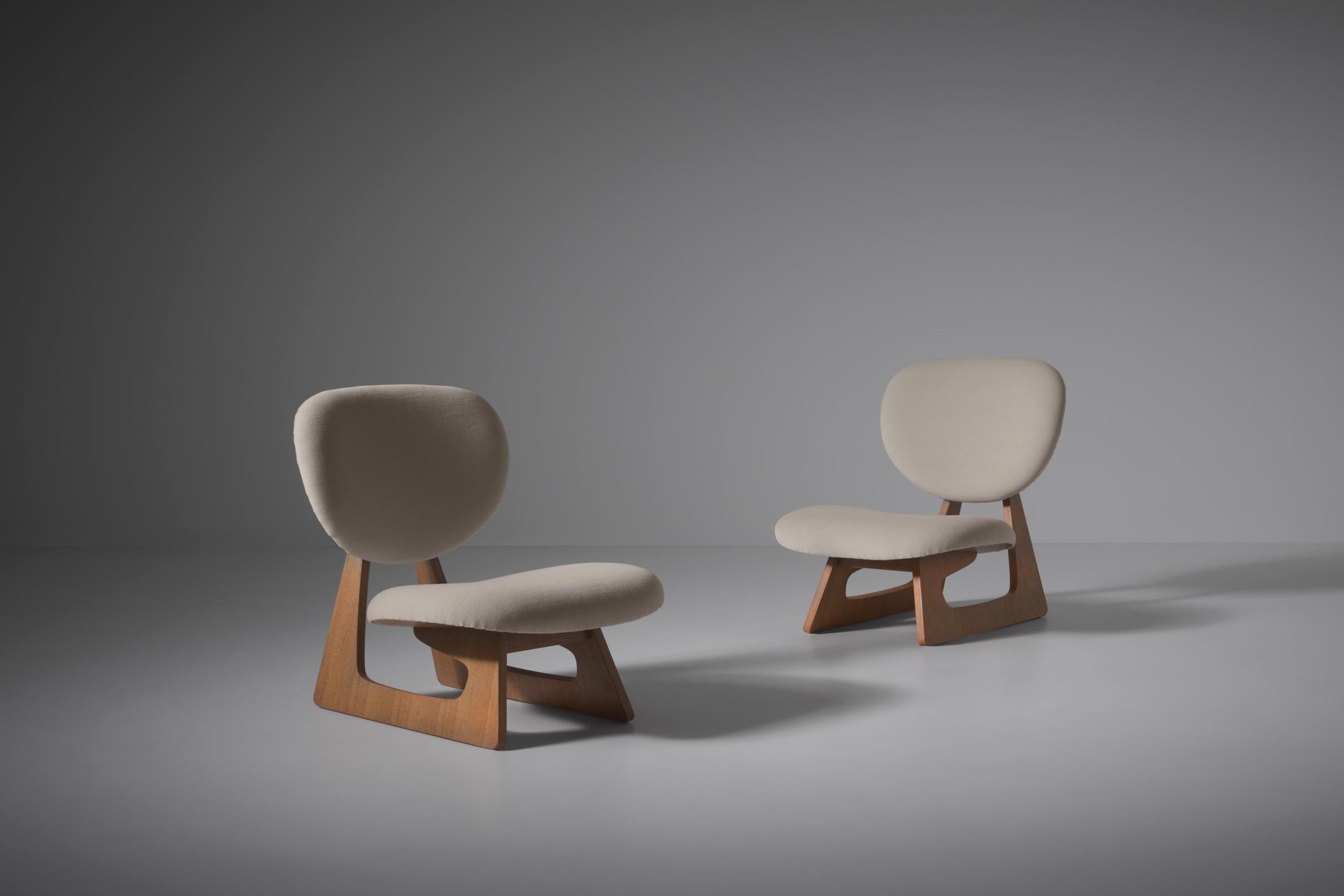 Pair of ‘Model 5016’ lounge chairs by Junzo Sakakura and Daisaku Cho for Tendo Mokko, Japan 1957 (1960s production). Sturdy Oak plywood frames and elegant curved seat and backs. The seat has been reupholstered in a thick compact woolen velvet. Junzo