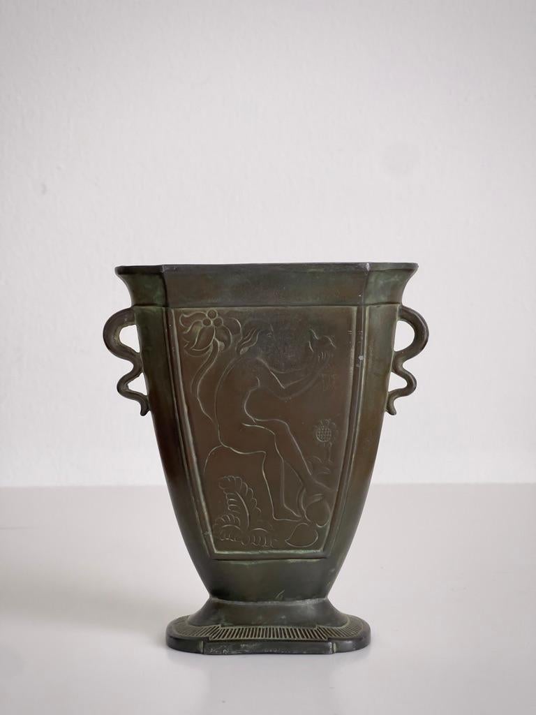 Paire de vases Just Andersen Art Nouveau en métal à motifs figuratifs. en vente 2