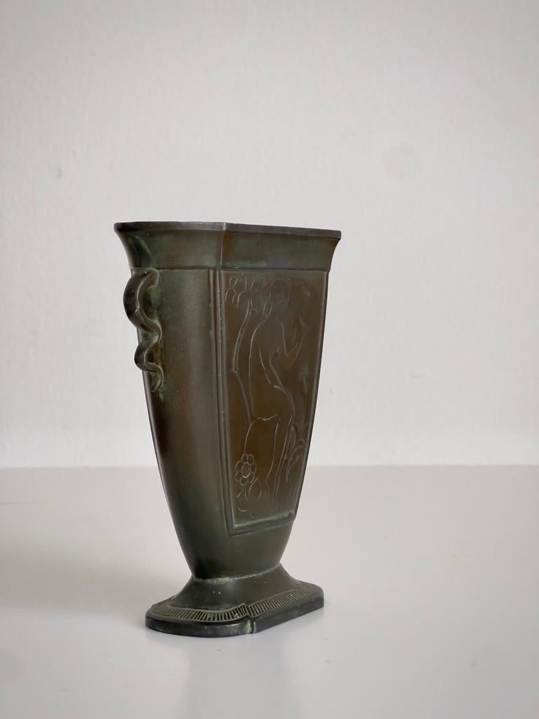 Paire de vases Just Andersen Art Nouveau en métal à motifs figuratifs. en vente 3