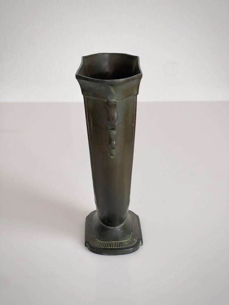 Paire de vases Just Andersen Art Nouveau en métal à motifs figuratifs. en vente 4