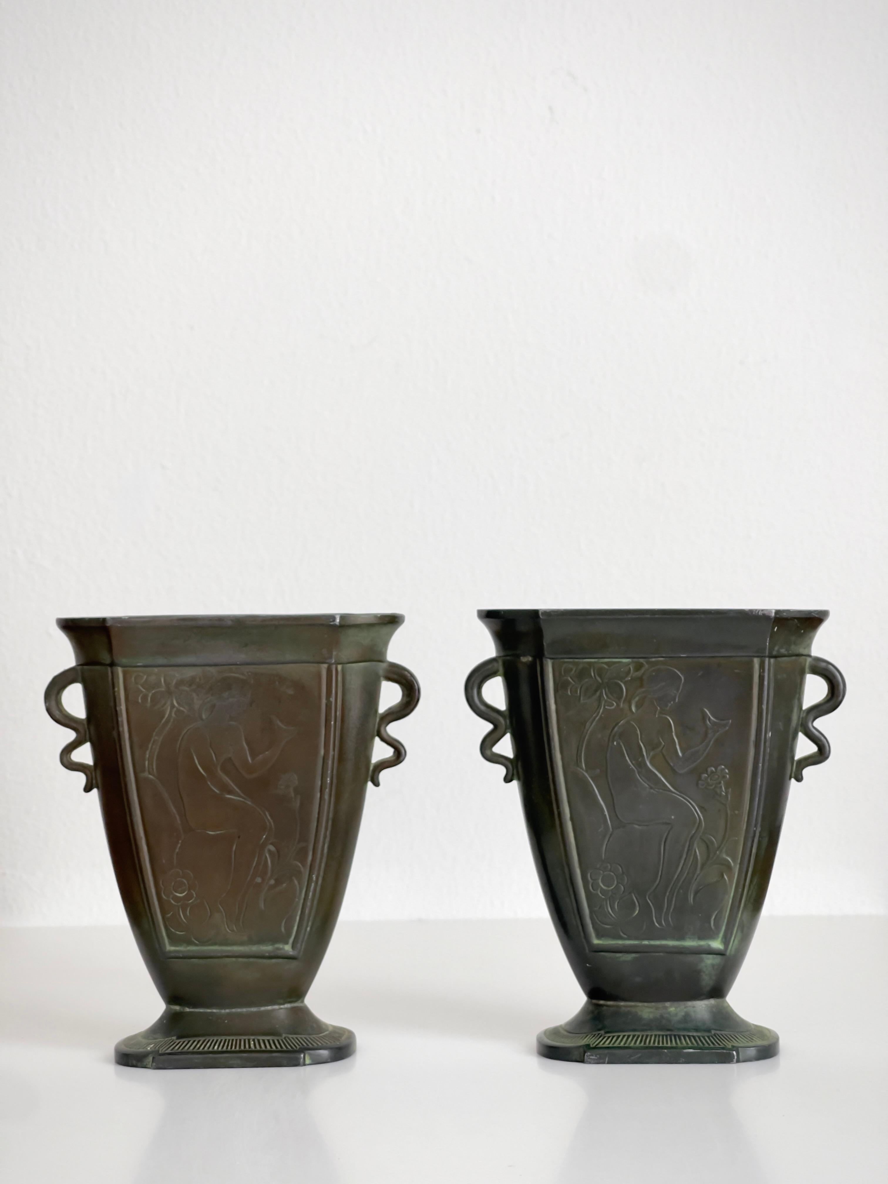 Une paire rare et raffinée de vases Art nouveau du sculpteur et métallurgiste danois Just Andersen, fabriqués dans son métal Silhouette caractéristique et façonnés en d'élégantes silhouettes en forme de V-Form qui s'élancent vers le haut. Chaque