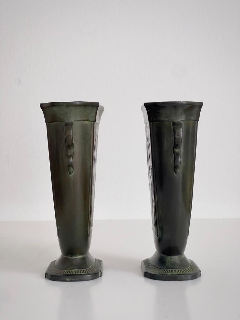Art nouveau Paire de vases Just Andersen Art Nouveau en métal à motifs figuratifs. en vente