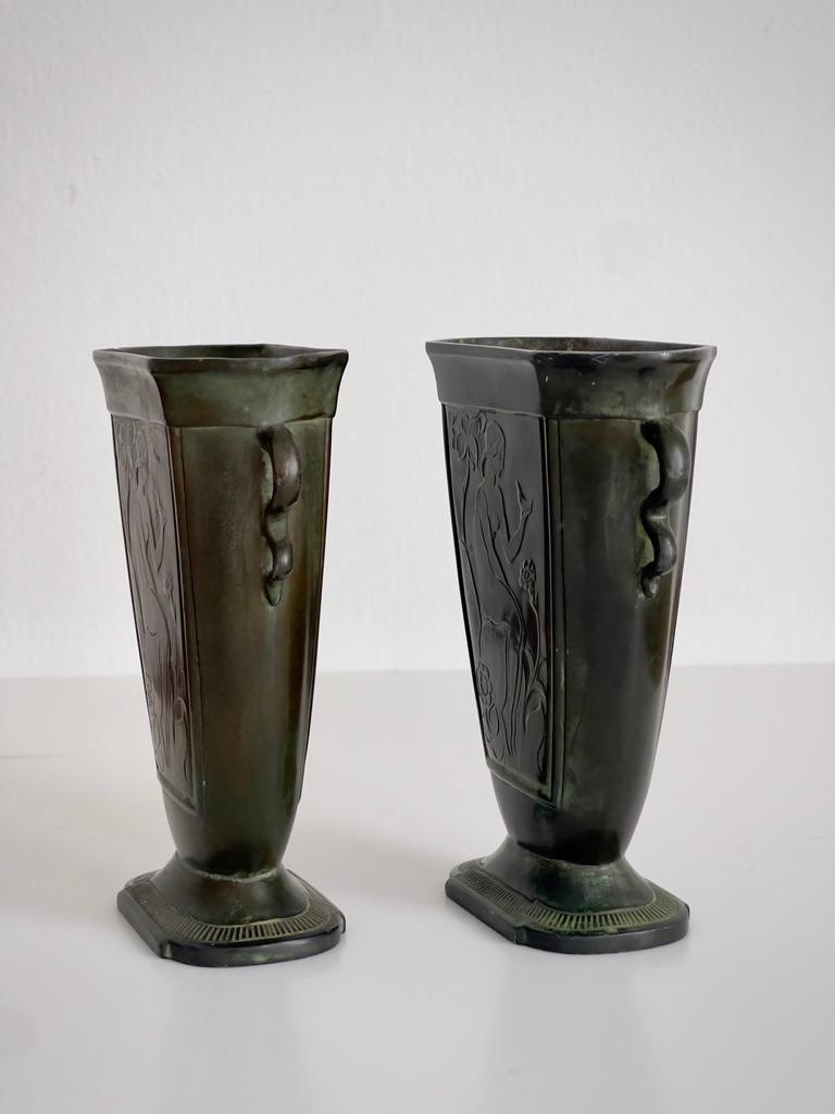 Danois Paire de vases Just Andersen Art Nouveau en métal à motifs figuratifs. en vente
