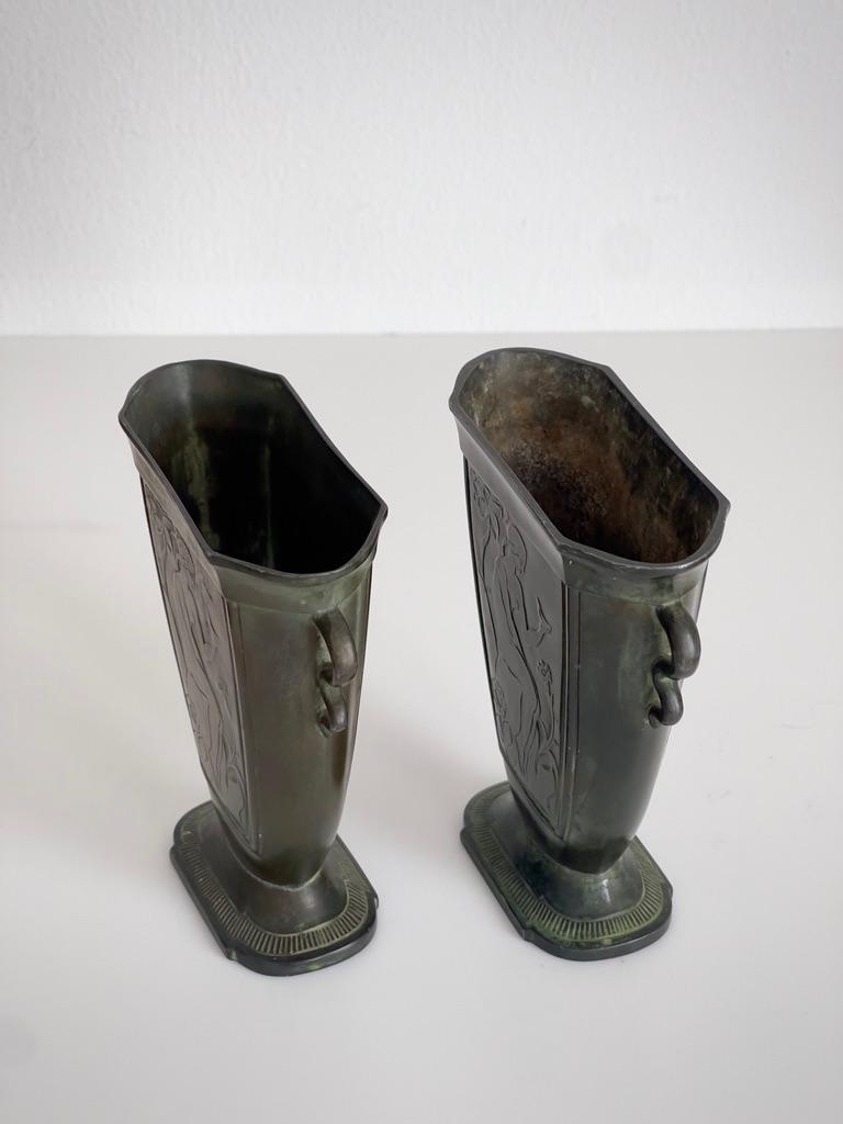 Moulage Paire de vases Just Andersen Art Nouveau en métal à motifs figuratifs. en vente