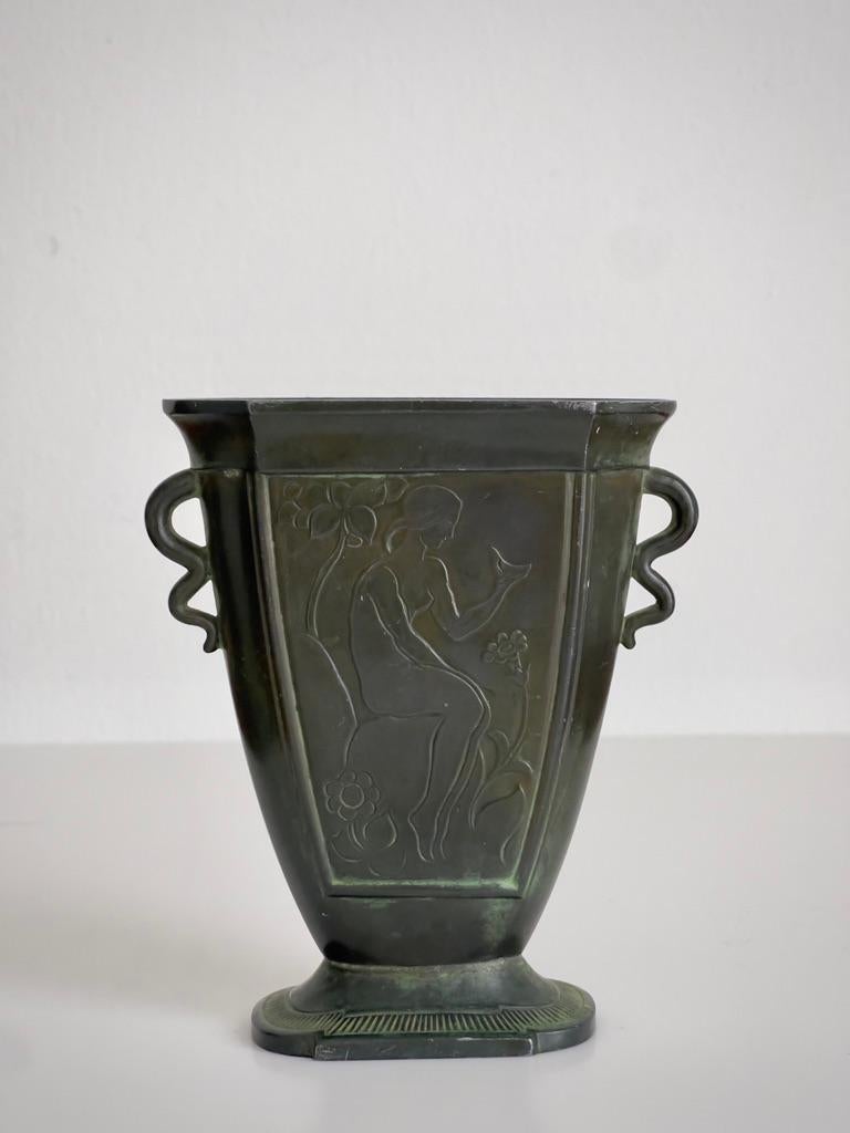 Paire de vases Just Andersen Art Nouveau en métal à motifs figuratifs. Bon état - En vente à København K, 84