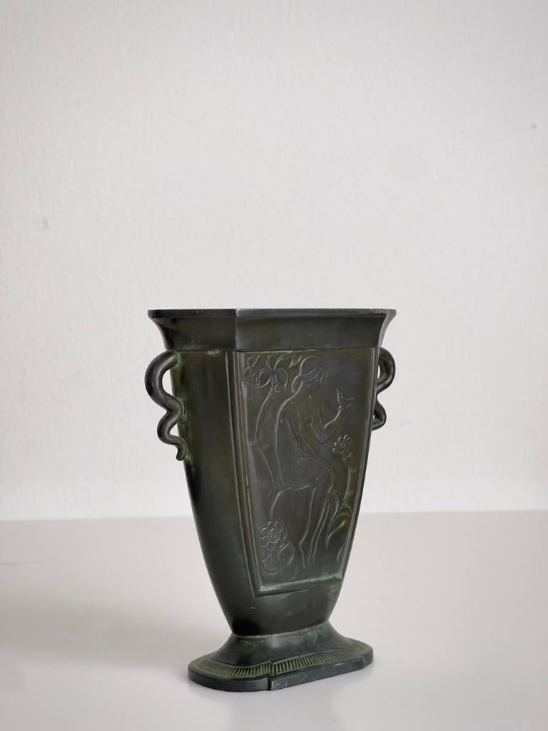 Milieu du XXe siècle Paire de vases Just Andersen Art Nouveau en métal à motifs figuratifs. en vente