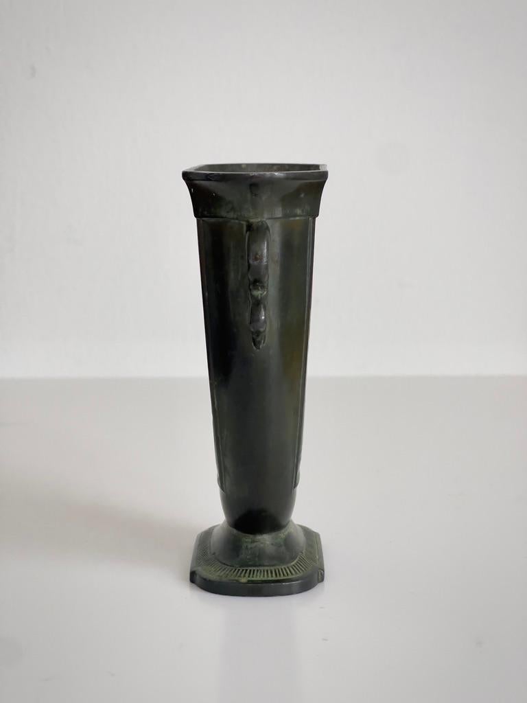 Bronze Paire de vases Just Andersen Art Nouveau en métal à motifs figuratifs. en vente