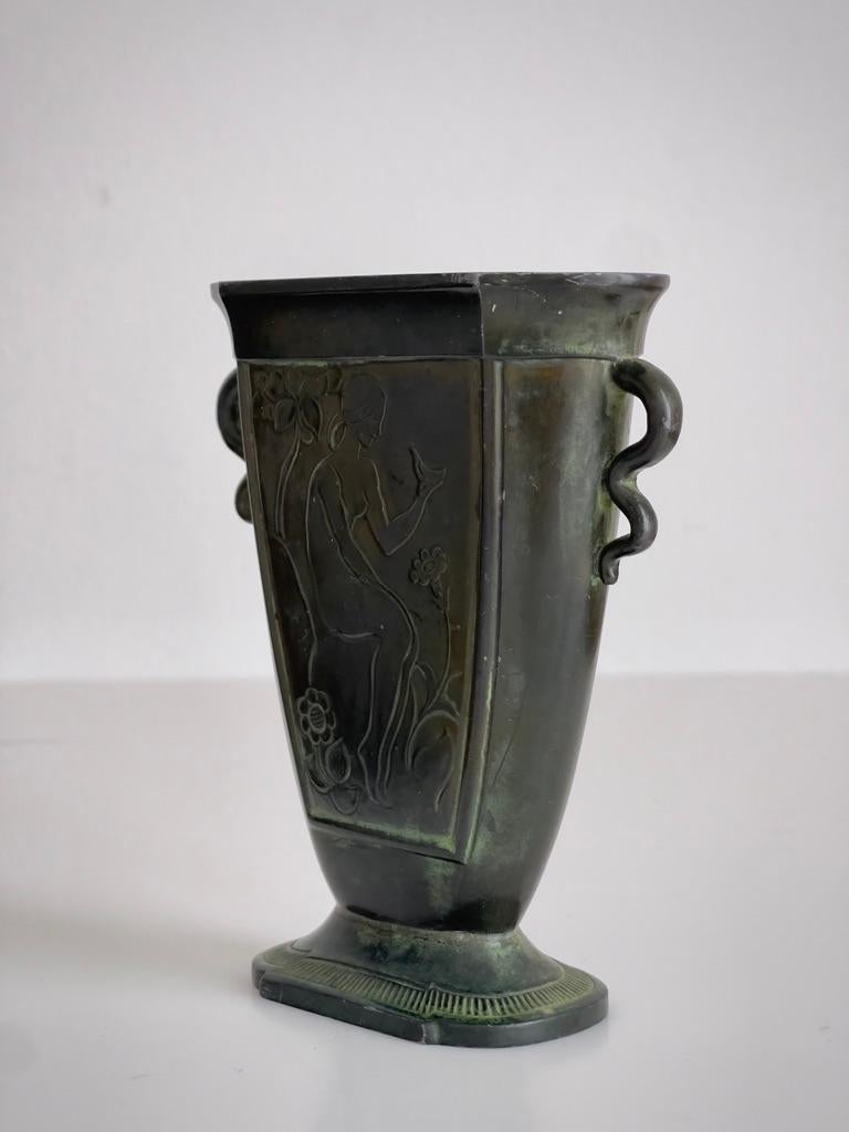 Paire de vases Just Andersen Art Nouveau en métal à motifs figuratifs. en vente 1