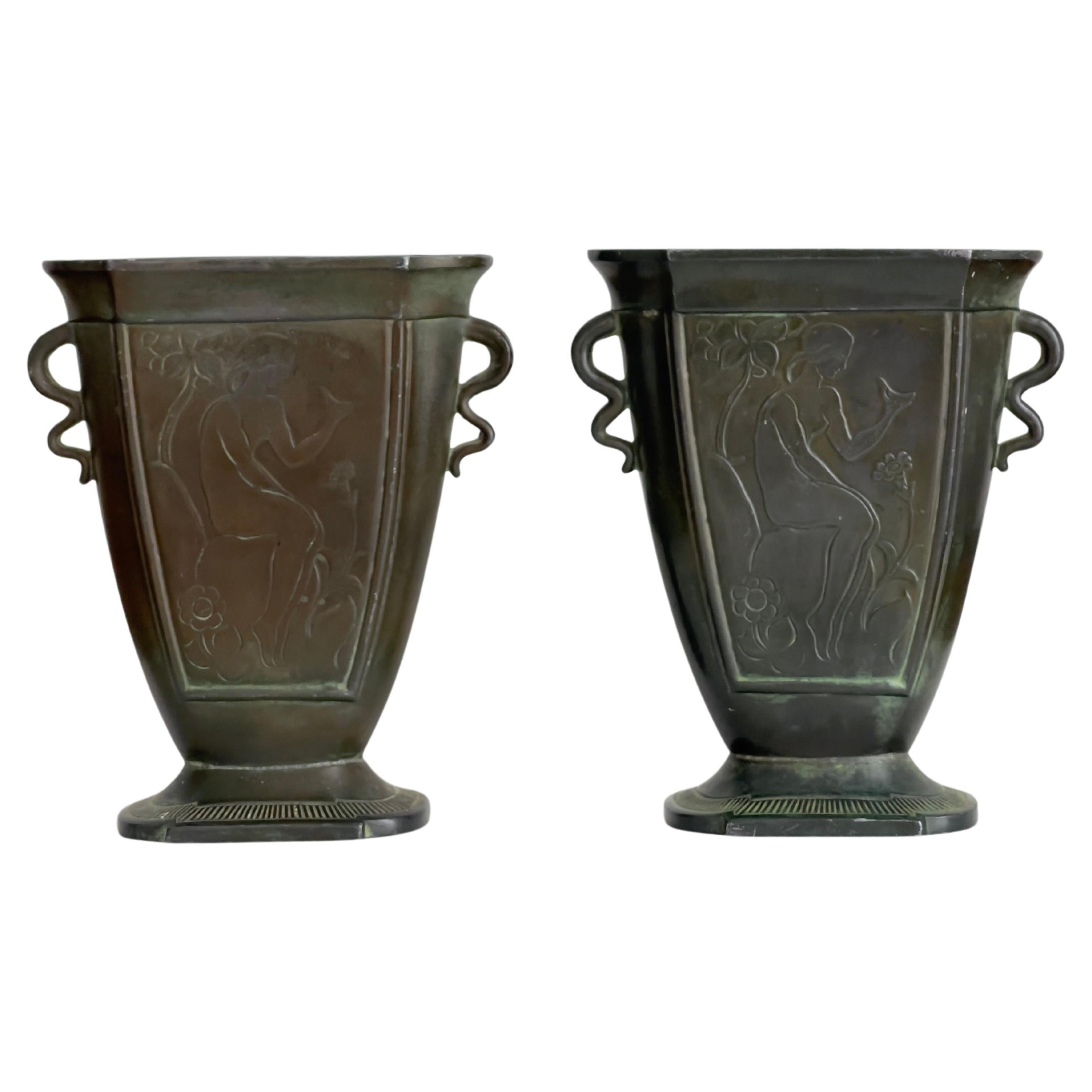 Paire de vases Just Andersen Art Nouveau en métal �à motifs figuratifs. en vente