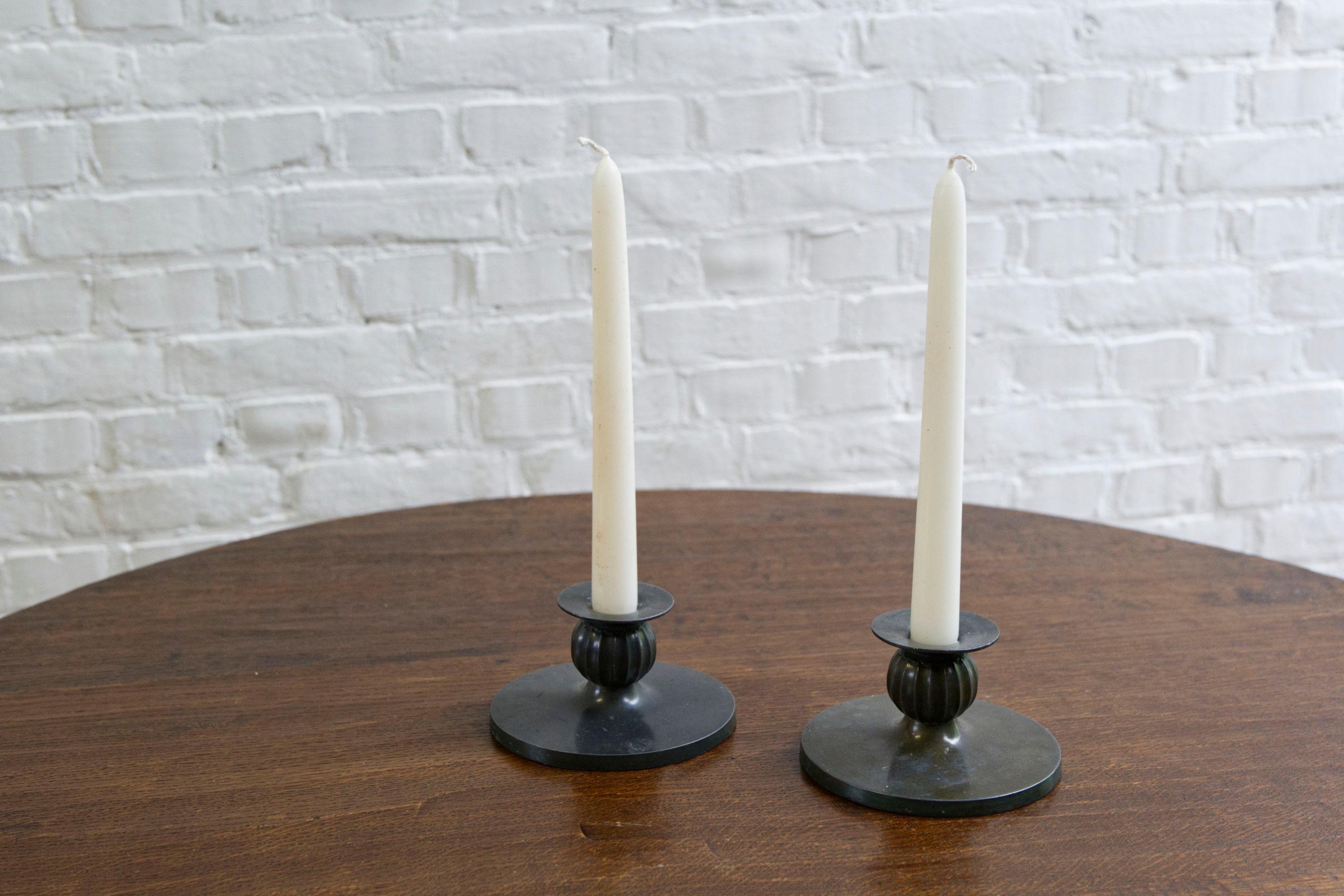 Splendida coppia di candelieri Art Deco dalle forme eleganti in 