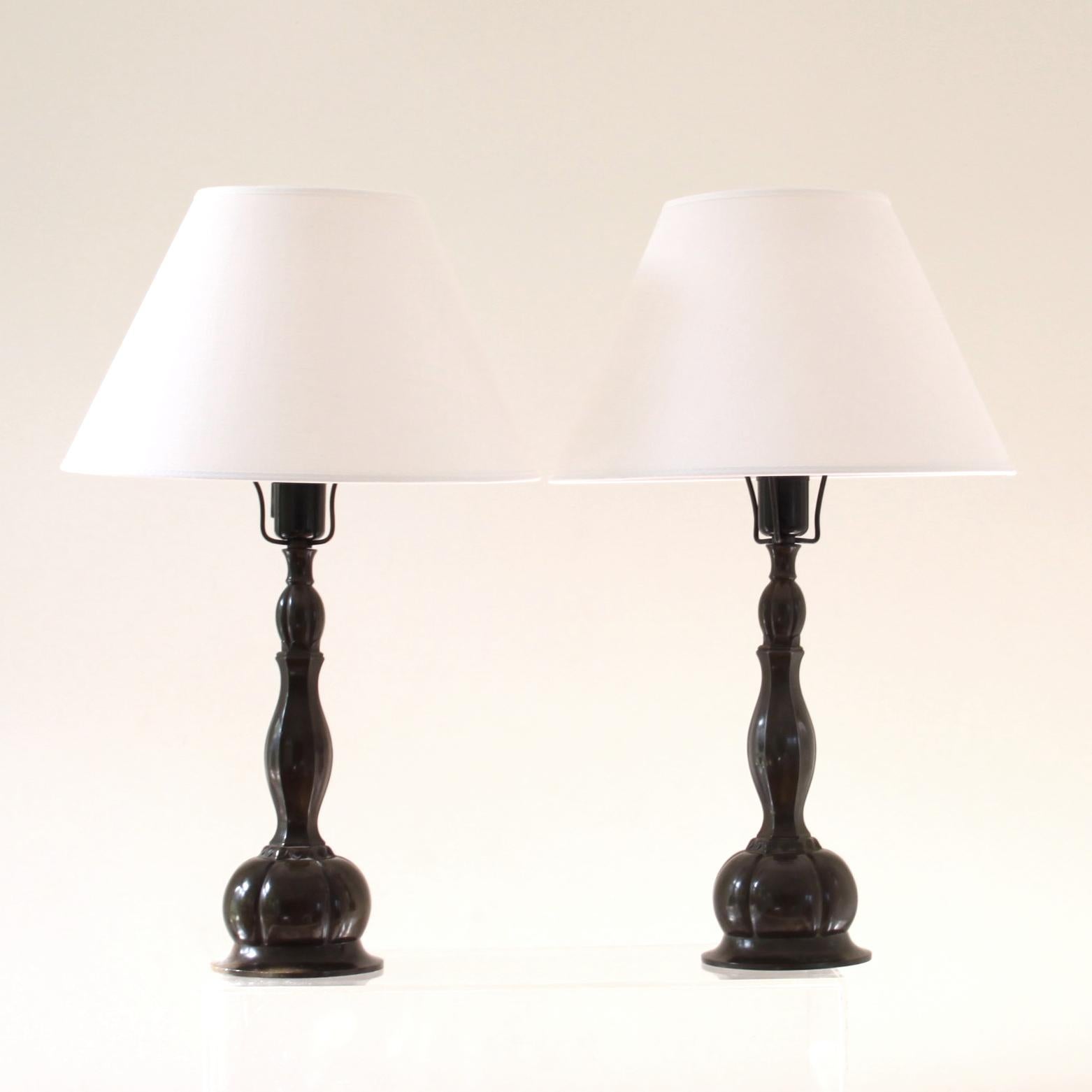 JUST ANDERSEN 

An early and beautiful pair of Art Deco table lamps in dark patinated disko metal. 

This decorative pair of lamps were made by Danish designer and pioneer Just Andersen in 1920s. 

Dessin D80, stamped underneath. 

A beautiful