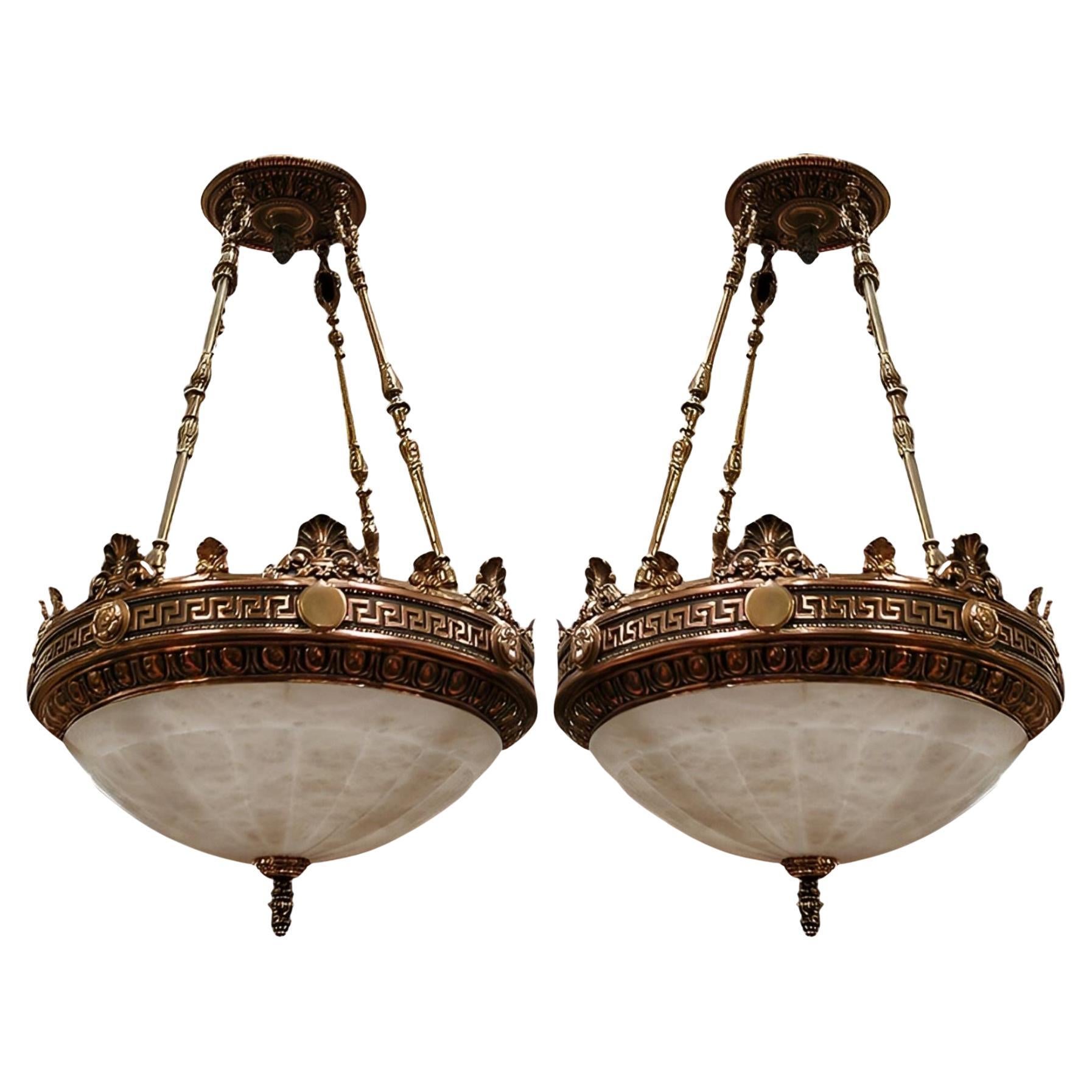 Paar Justice-Kronleuchter - Anfang 20. Jh. Beaux-Arts-Bronze- und Alabaster-Leuchter