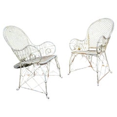 Paar von J.W. Fiske viktorianische Garten-Loungesessel aus Draht und Eisen, um 1895