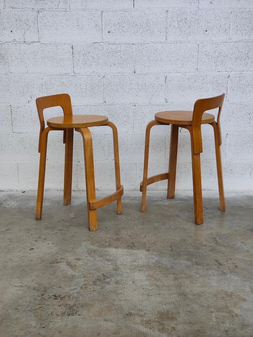 Stool mod. K65 was designed by Alvar Aalto between 1933 and 1935.
The height is designed for combinations with high tables or counters.
The lowered backrest offers the right support for the back and the curved crosspiece at the bottom offers good