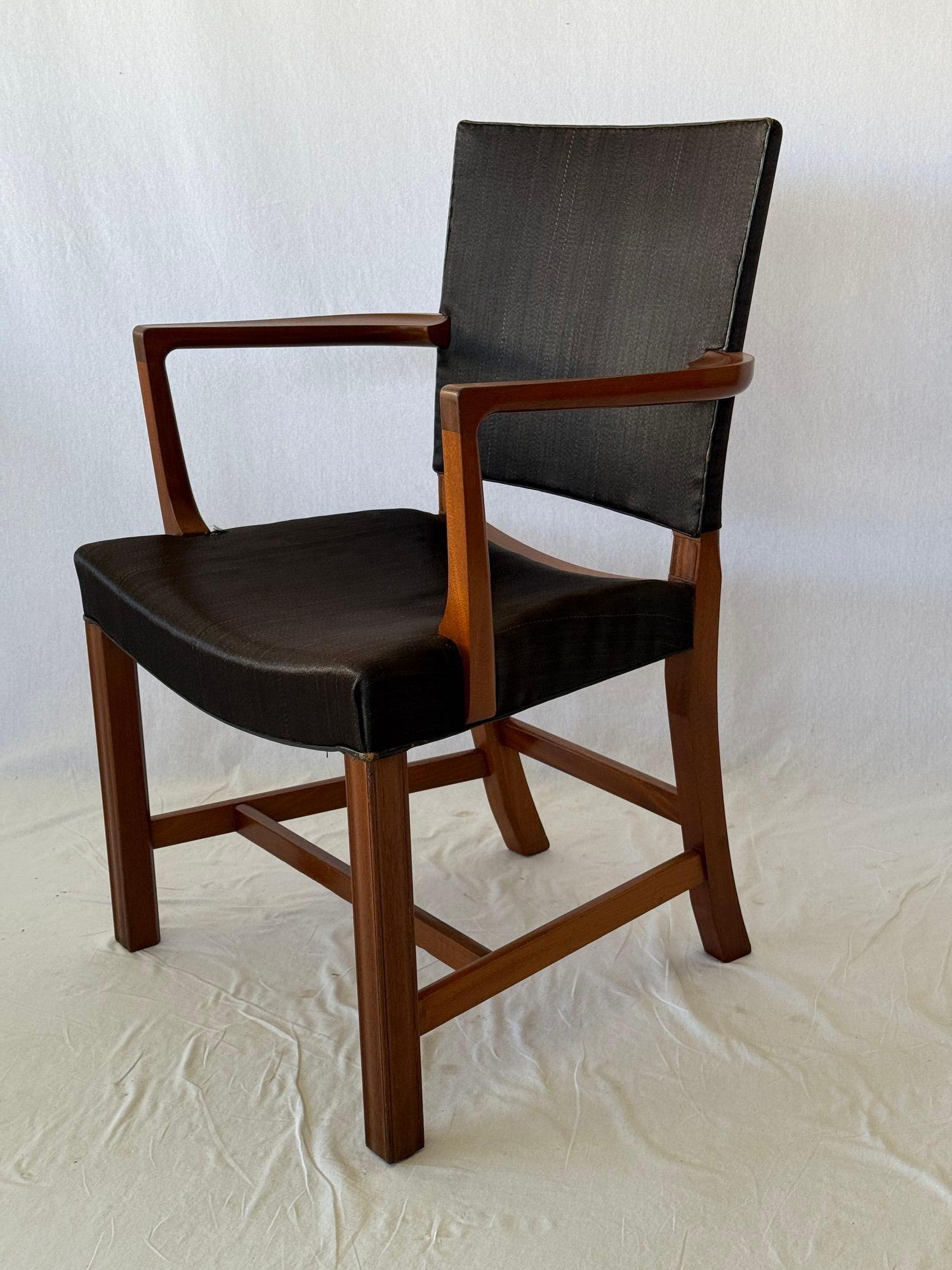 Poltrone Kaare Klint Disegnate nel 1927 e prodotte da Rud Rasmussen. Telaio in mogano. Con l'etichetta di Rud Rasmussen e Kaare Klint. L'altezza del braccio è di 27,75
