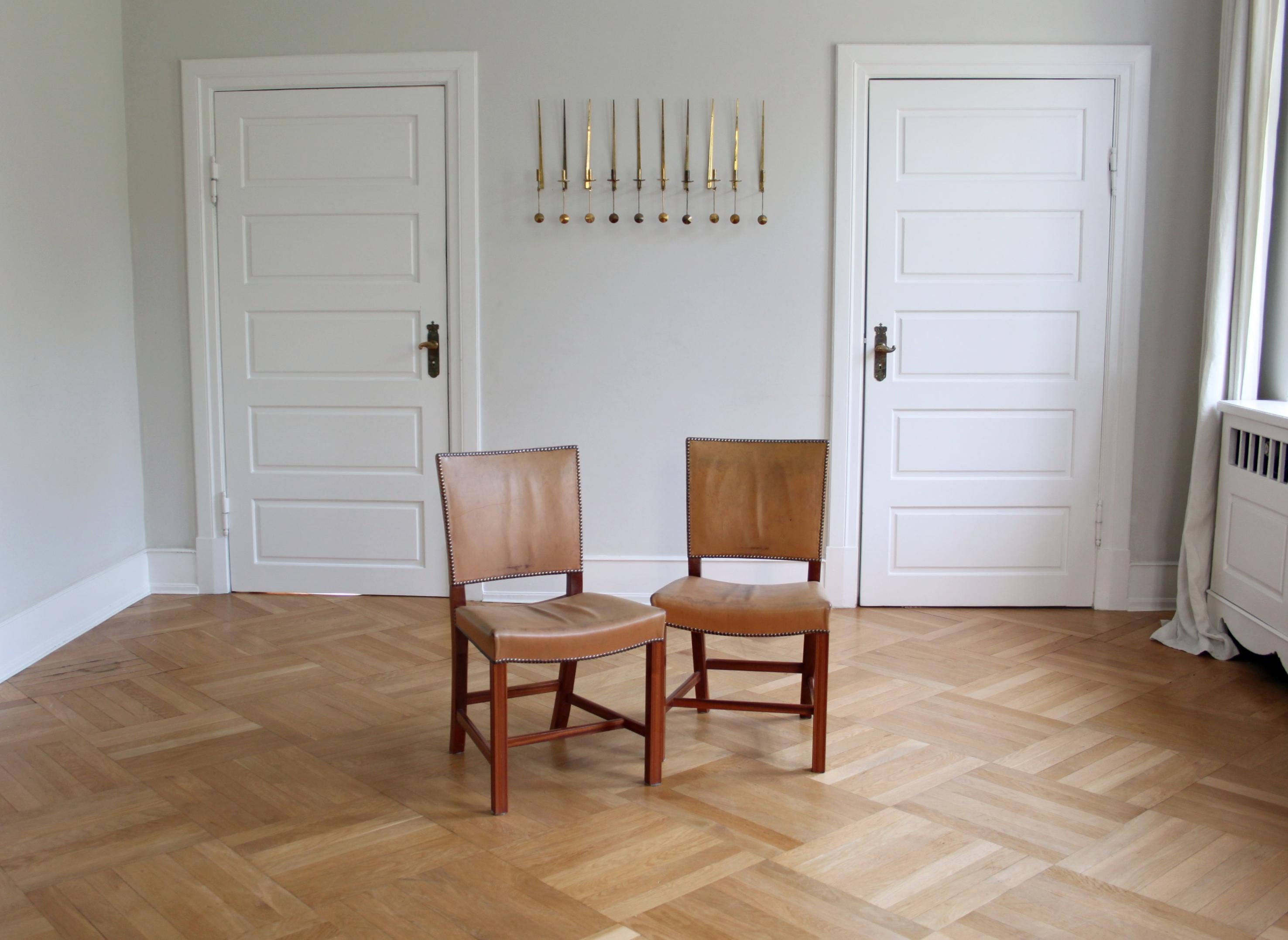 Scandinave moderne Paire de chaises Kaare Klint rouges, cuir patiné, clous en laiton et acajou  en vente