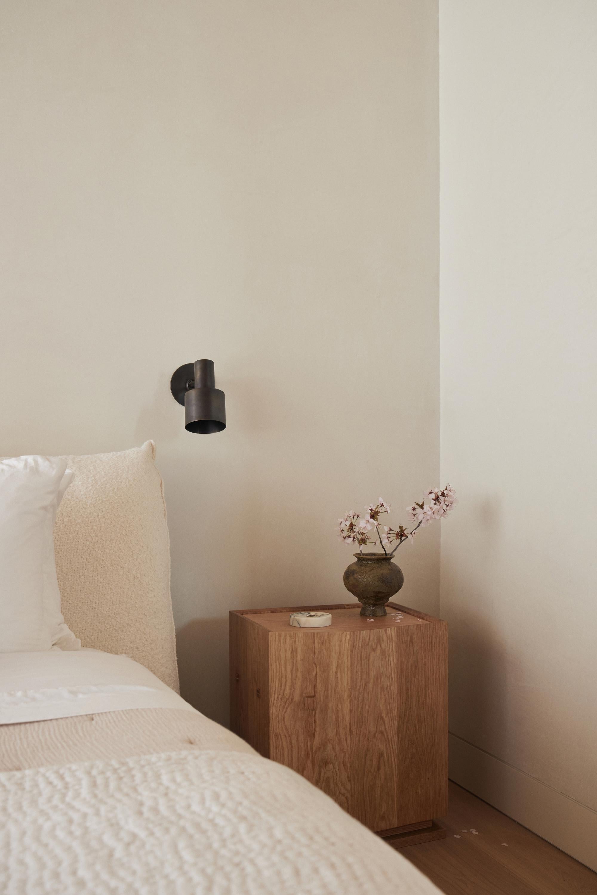 Pareja de mesillas de noche KADO de roble de Amee Allsop y Mokko Seishin en venta 2