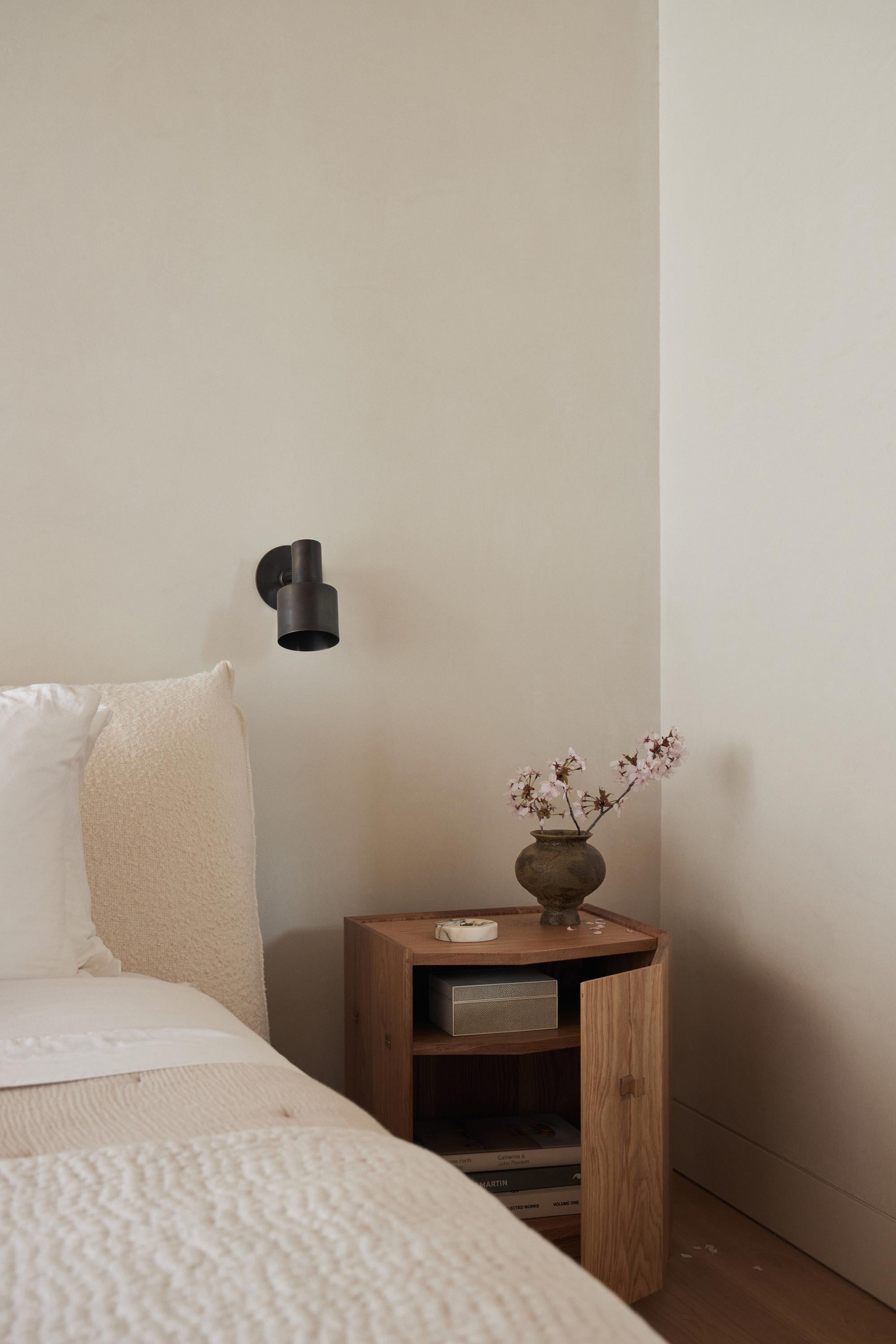 Pareja de mesillas de noche KADO de roble de Amee Allsop y Mokko Seishin en venta 3