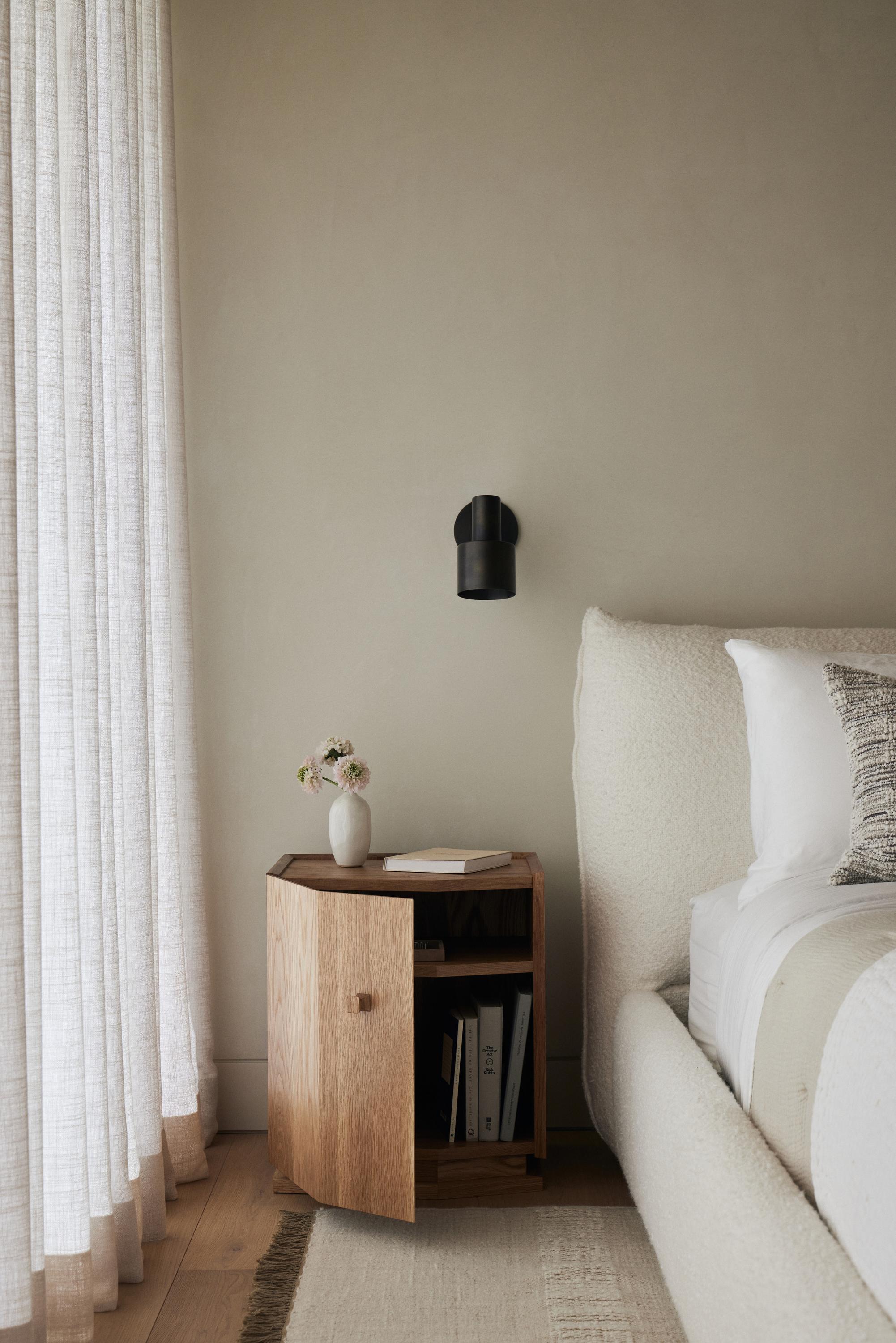 Pareja de mesillas de noche KADO de roble de Amee Allsop y Mokko Seishin Minimalista en venta