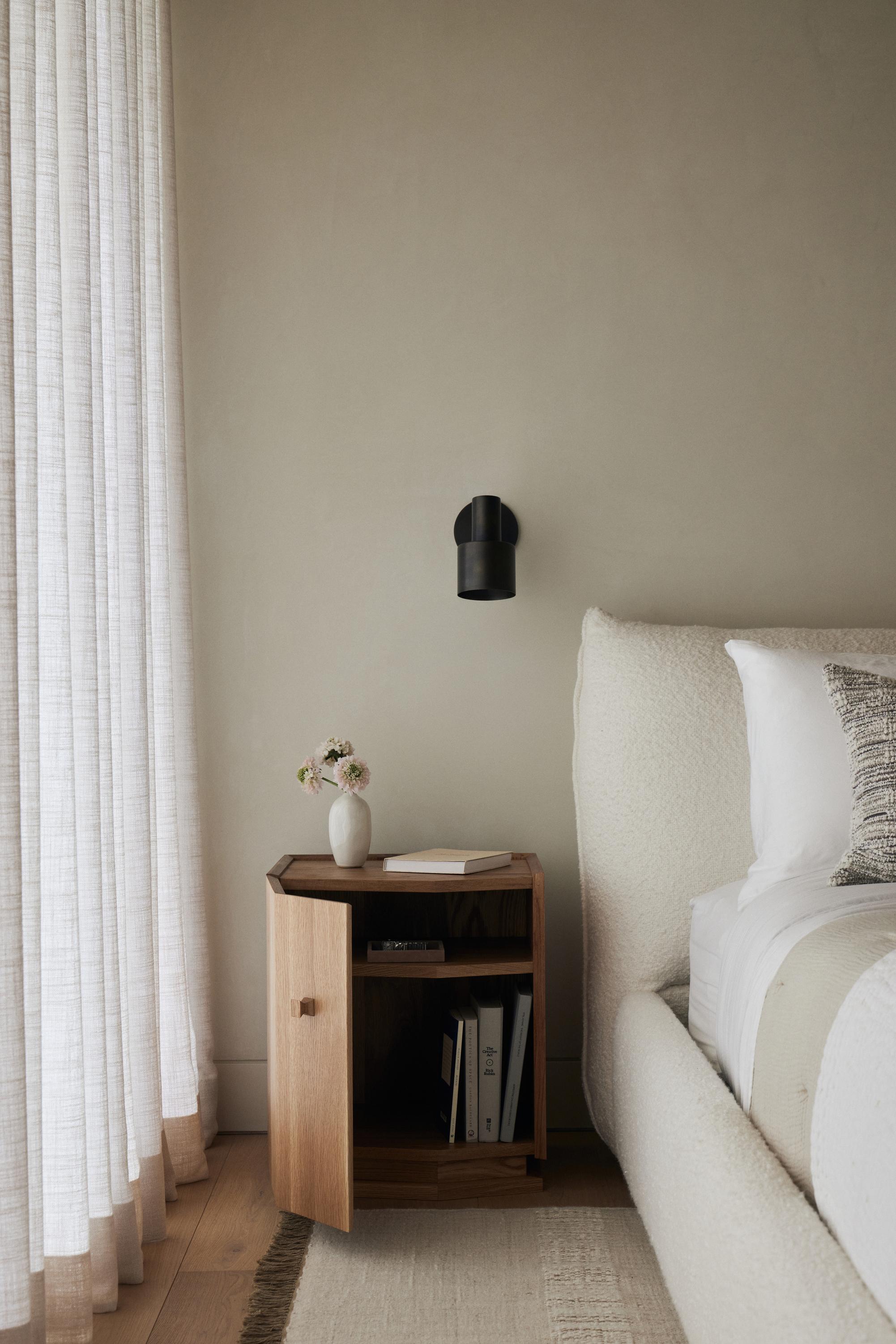 Pareja de mesillas de noche KADO de roble de Amee Allsop y Mokko Seishin Estadounidense en venta