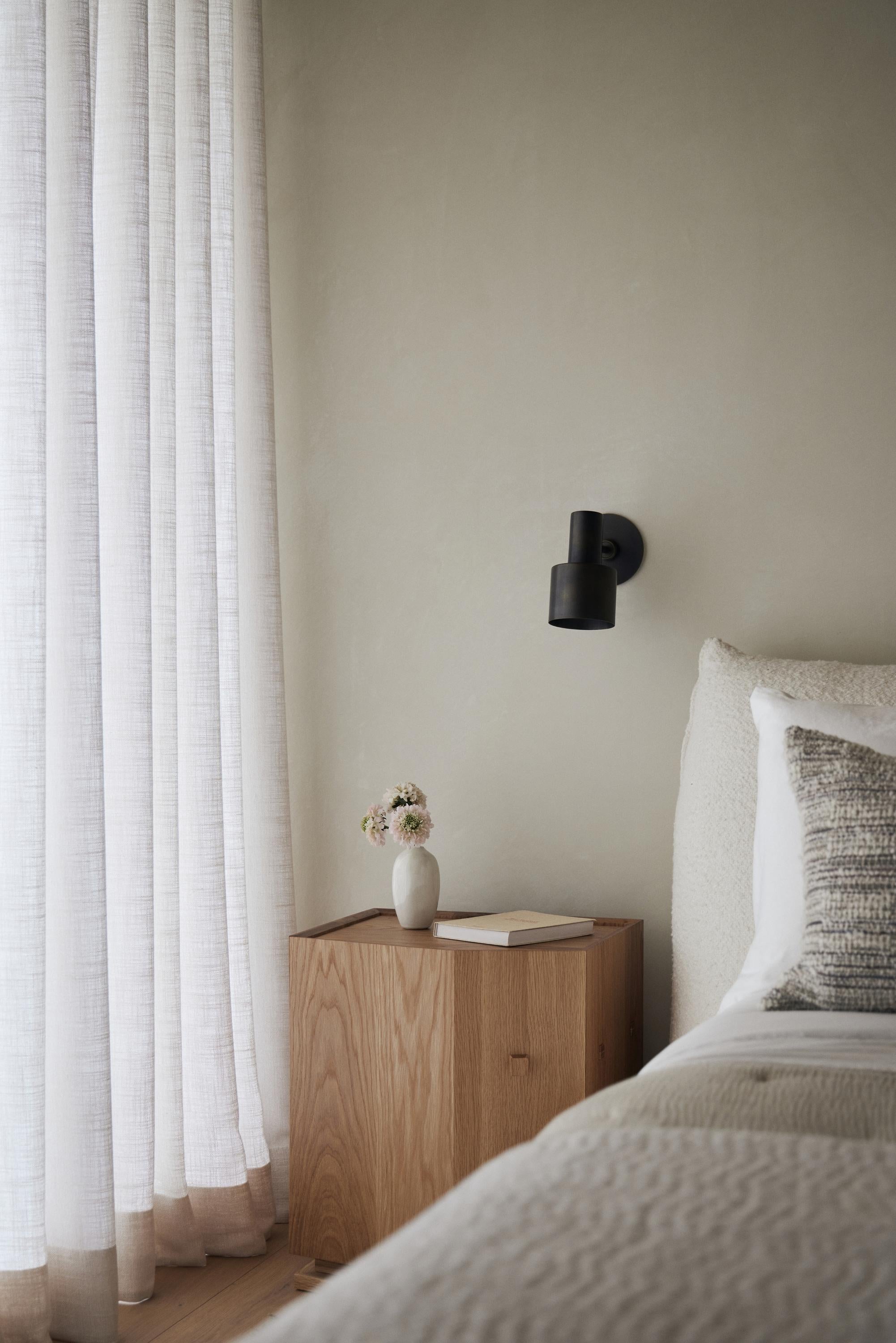 Pareja de mesillas de noche KADO de roble de Amee Allsop y Mokko Seishin Aceitado en venta