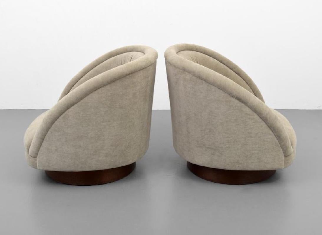 Pair of Kagan Crescent Swivel Lounge Chairs, USA, 1969 In Good Condition In Miami, FL