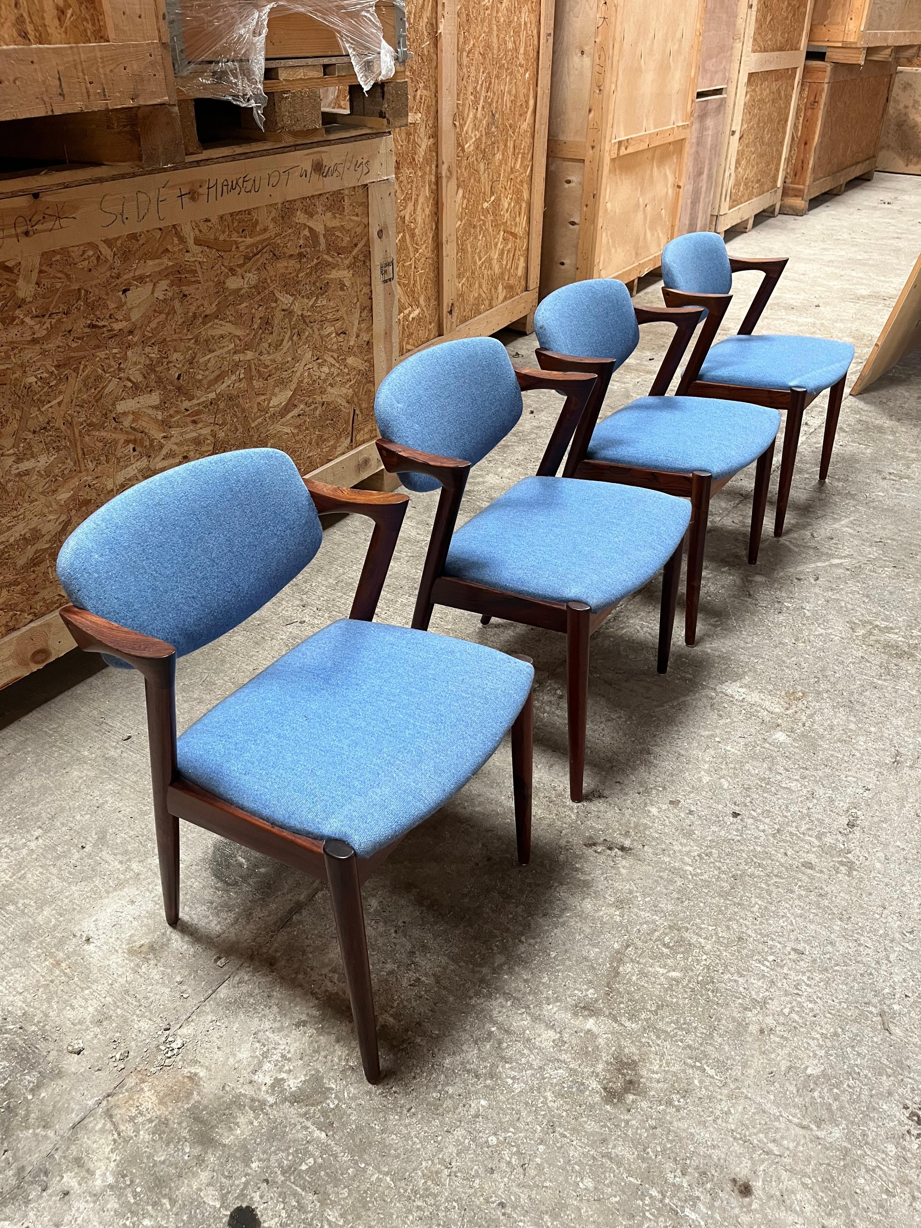 Ein Paar Kai Kristiansen Esszimmerstühle aus Massivholz in blauer Wolle, wahrscheinlich vor etwa 20 Jahren neu gepolstert. Einige Gebrauchsspuren, aber keine Flecken oder unansehnlichen Spuren. Die Rahmen haben eine schöne Patina, aber keine Flecken