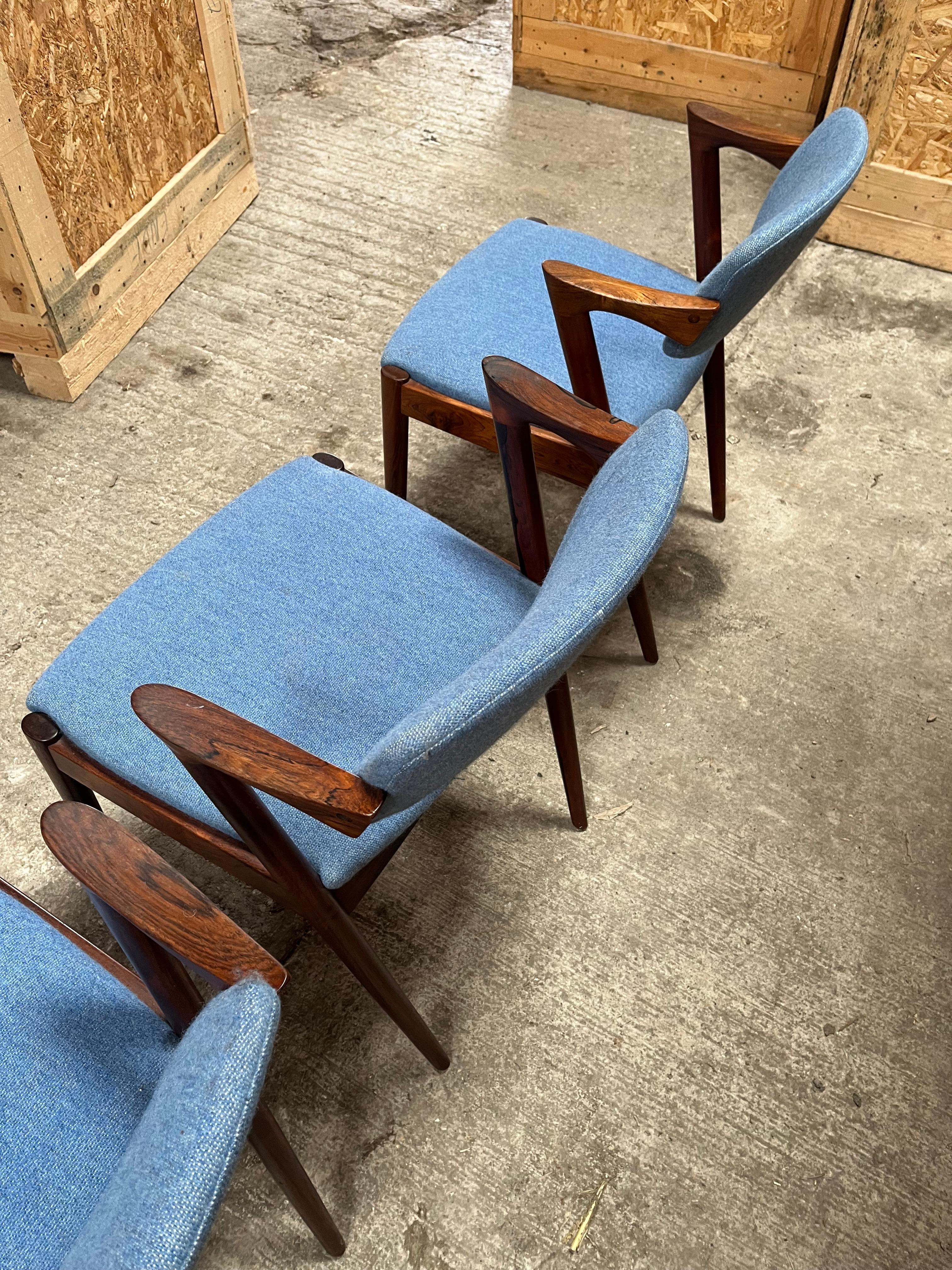 Paar Kai Kristiansen Stühle aus Massivholz im Angebot 1