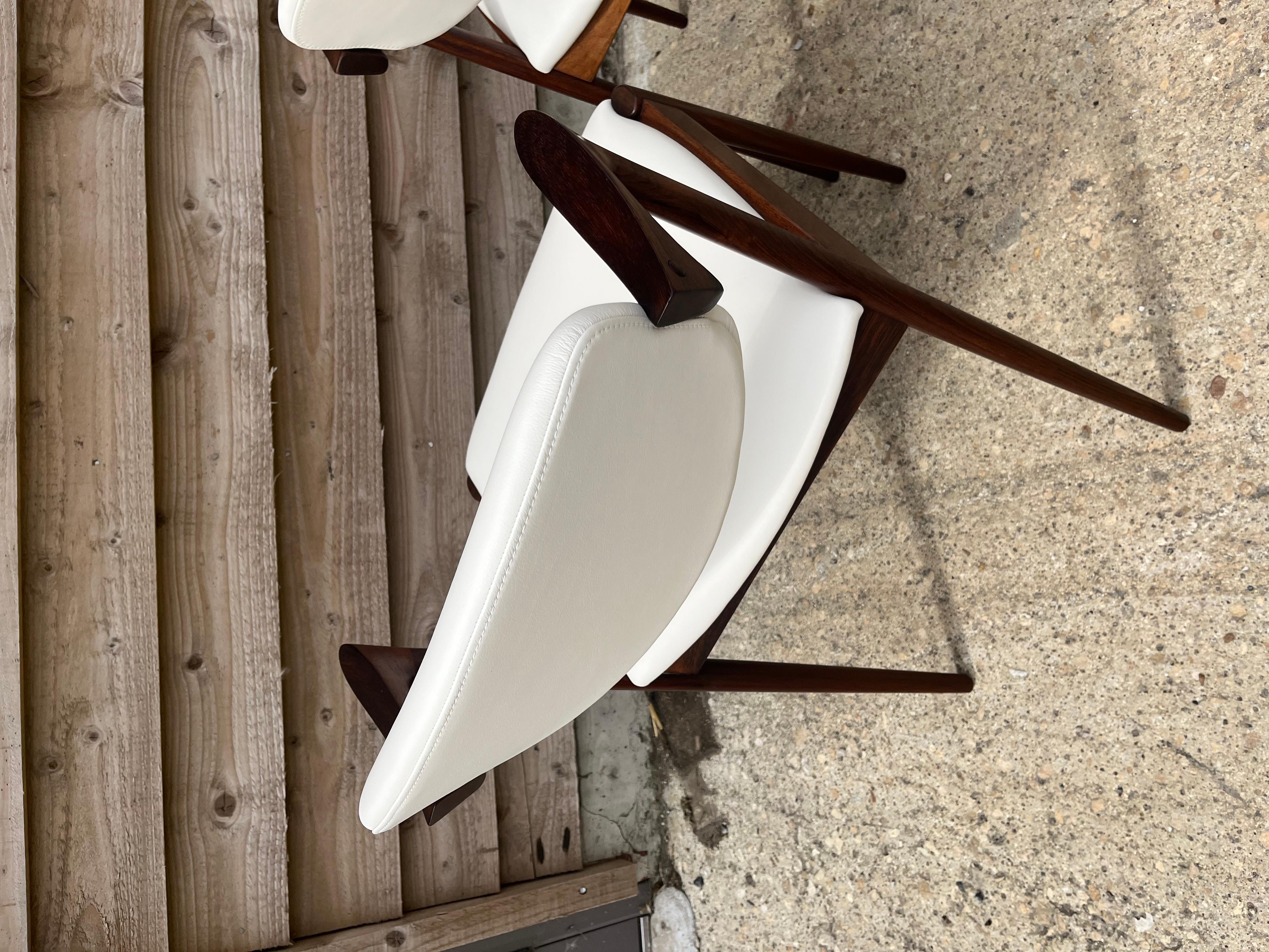 Paire de chaises Kai Kristiansen retapissées en cuir crème en vente 3
