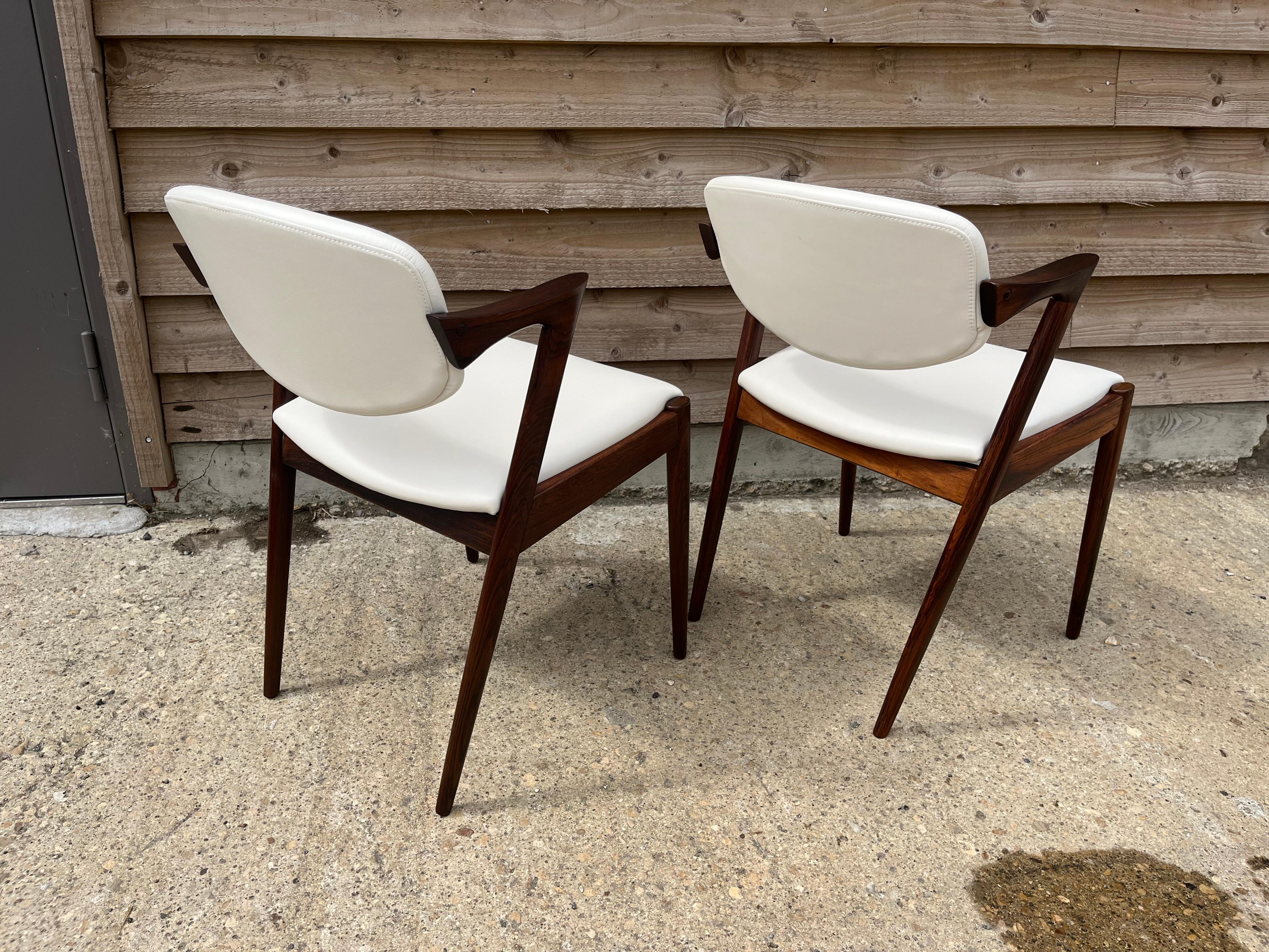 Paire de chaises Kai Kristiansen retapissées en cuir crème en vente 5