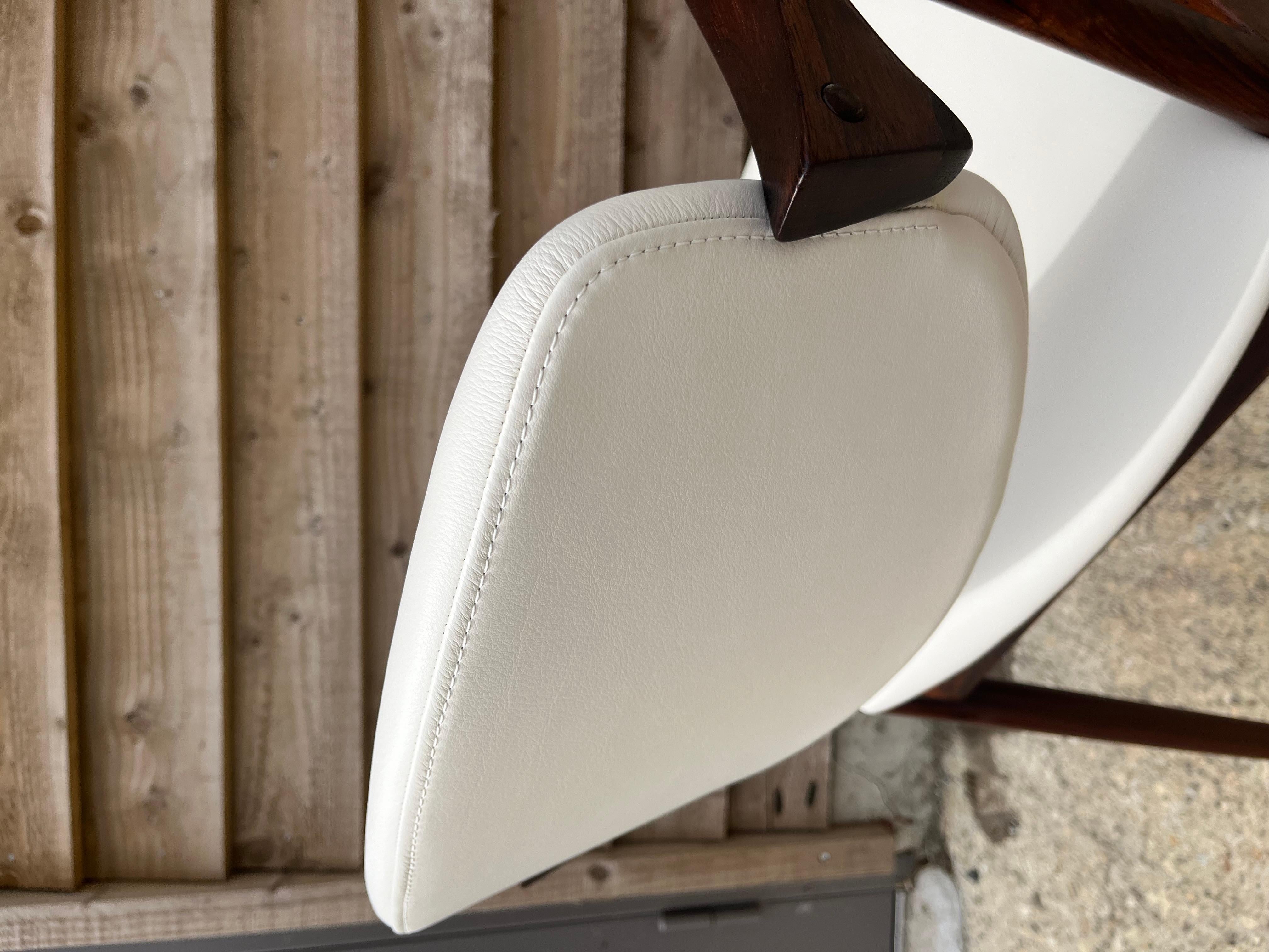 Paire de chaises Kai Kristiansen retapissées en cuir crème en vente 8