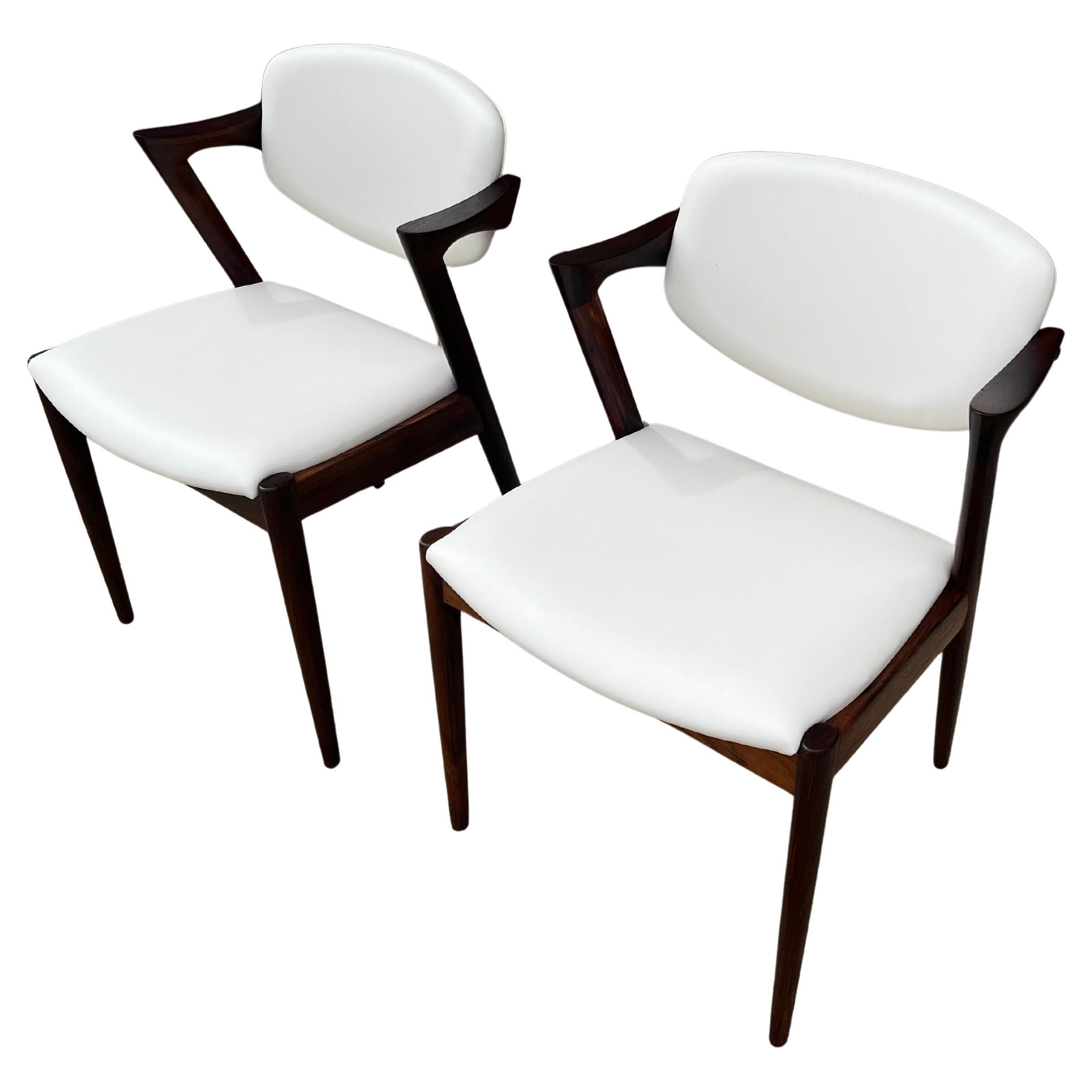Scandinave moderne Paire de chaises Kai Kristiansen retapissées en cuir crème en vente