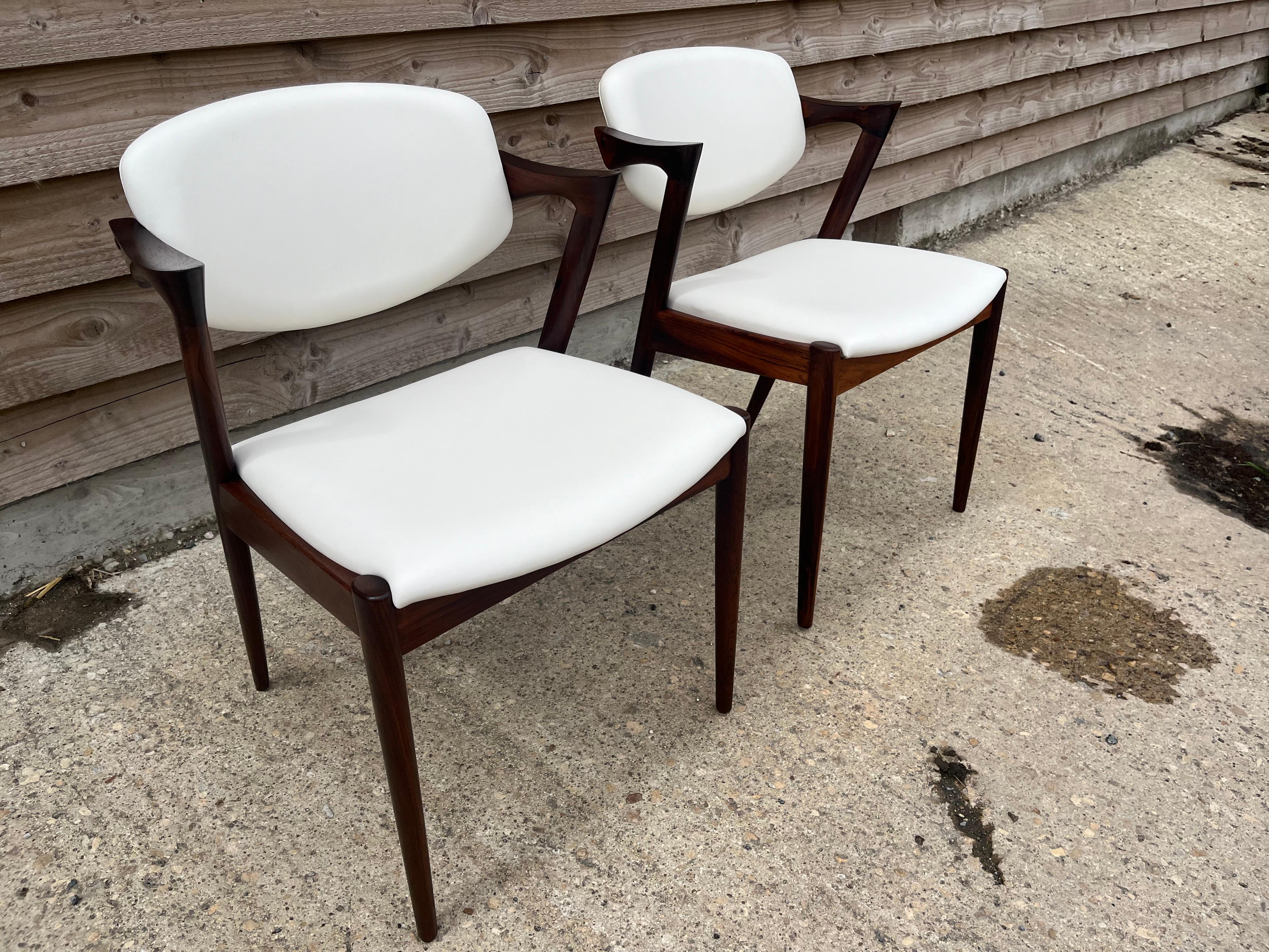 Danois Paire de chaises Kai Kristiansen retapissées en cuir crème en vente