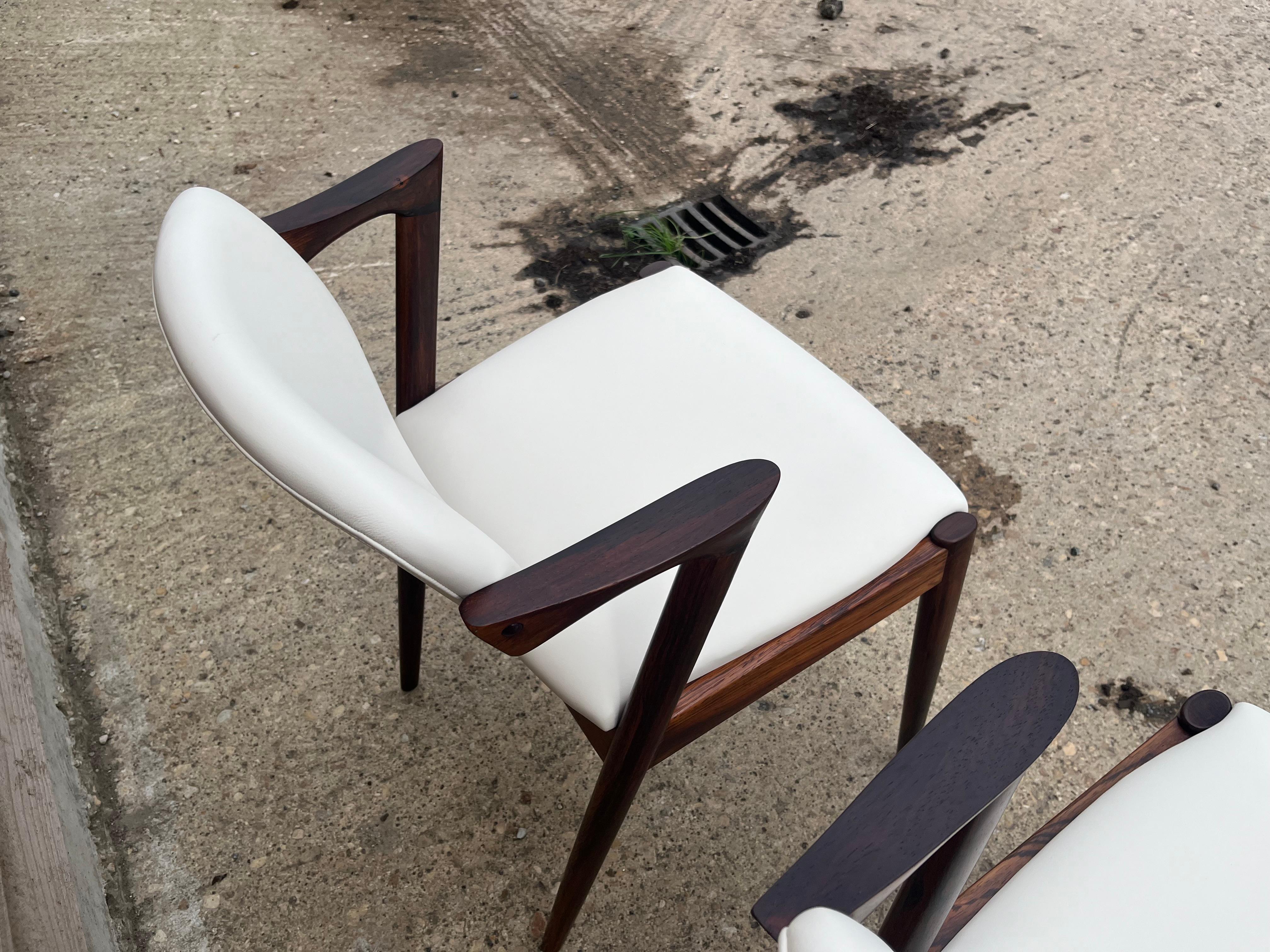 Paire de chaises Kai Kristiansen retapissées en cuir crème Excellent état - En vente à London, GB