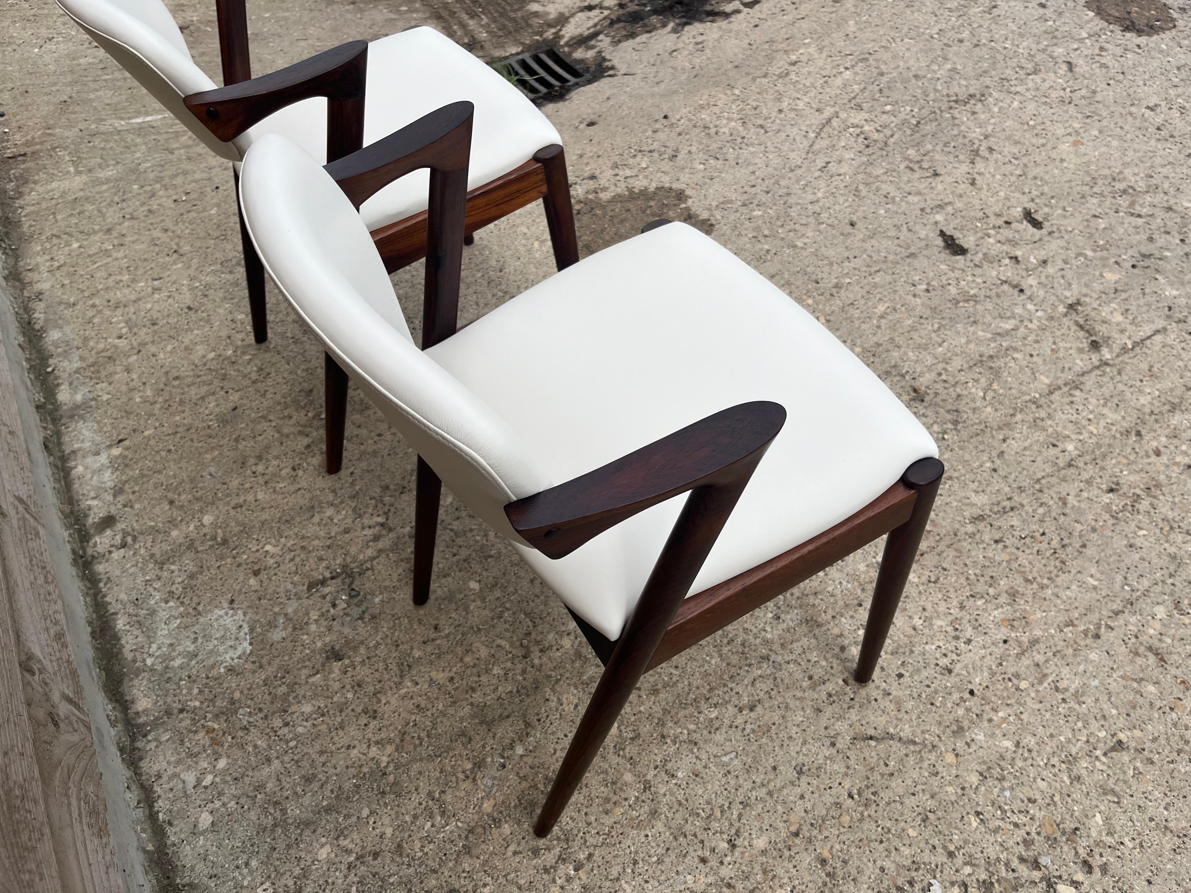 Milieu du XXe siècle Paire de chaises Kai Kristiansen retapissées en cuir crème en vente