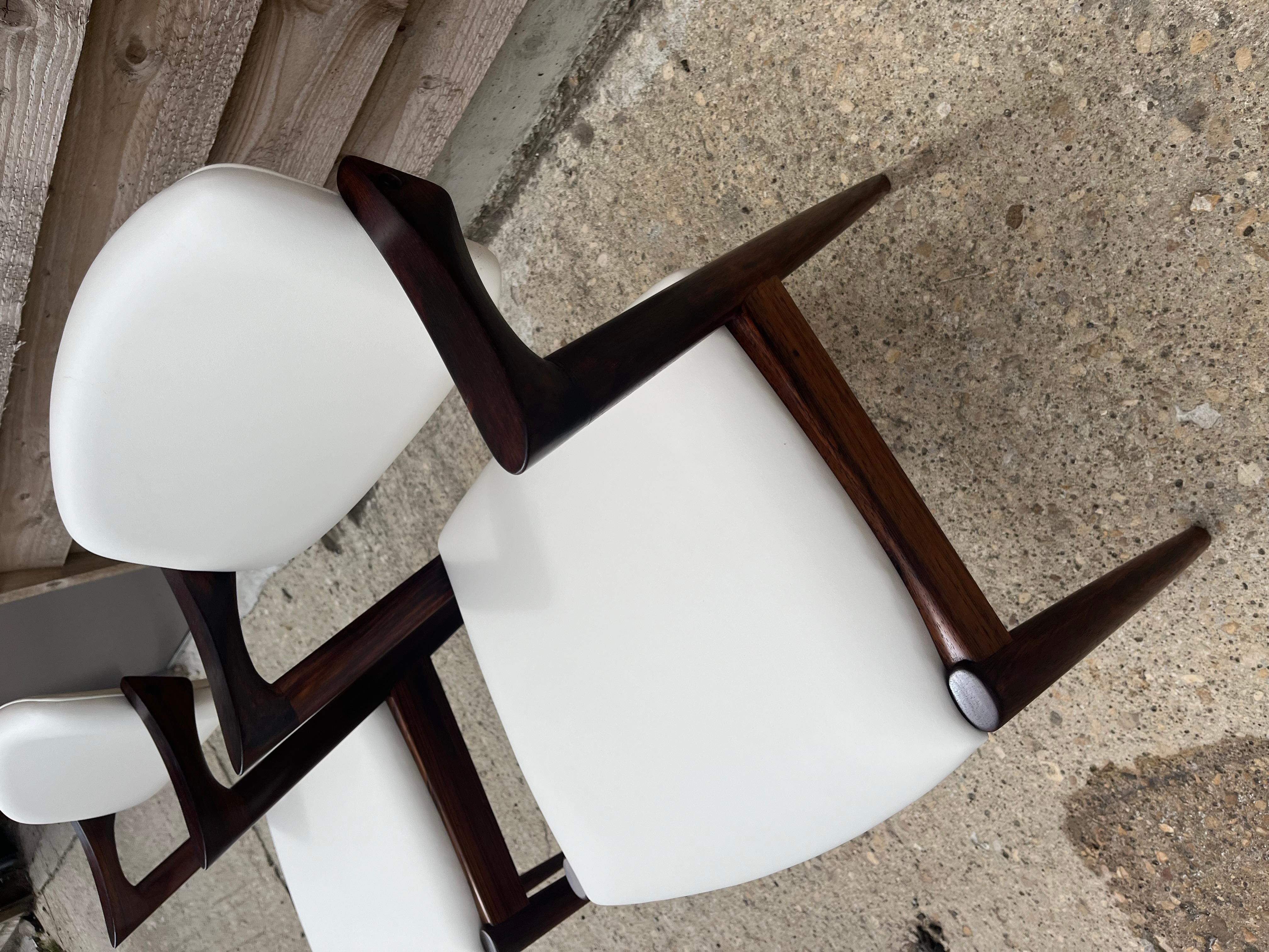 Laine Paire de chaises Kai Kristiansen retapissées en cuir crème en vente