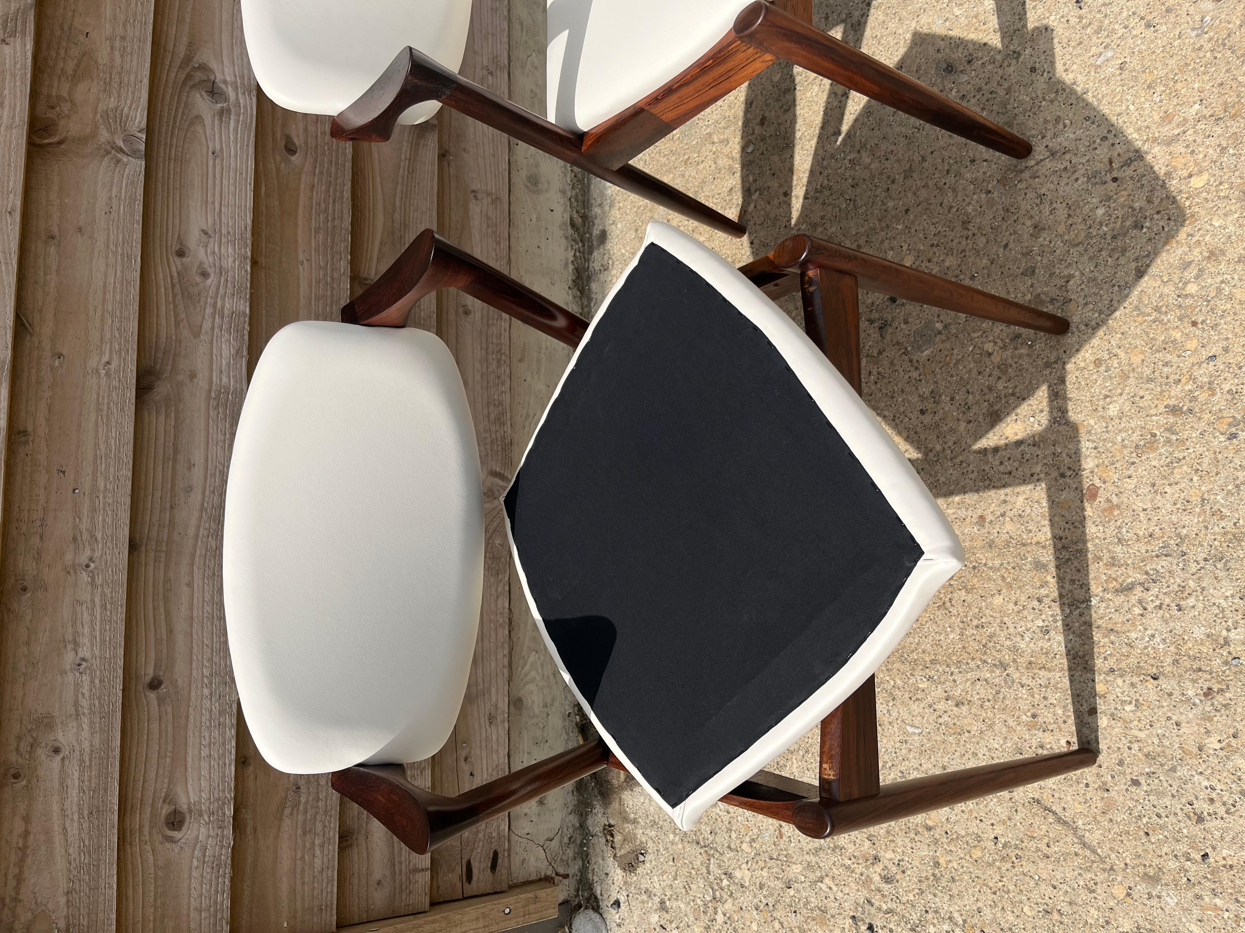 Paire de chaises Kai Kristiansen retapissées en cuir crème en vente 1