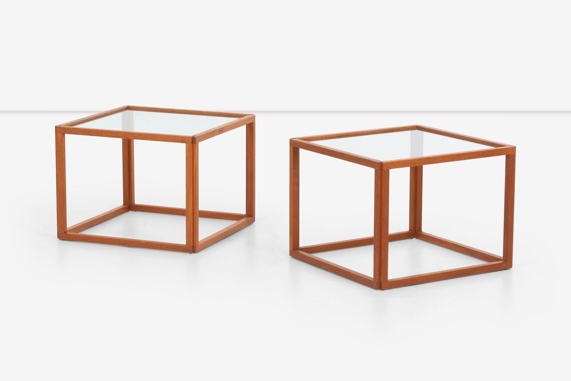 Paire de tables cubiques Kai Kristiansen Fabriquées en bois de teck massif et en verre.