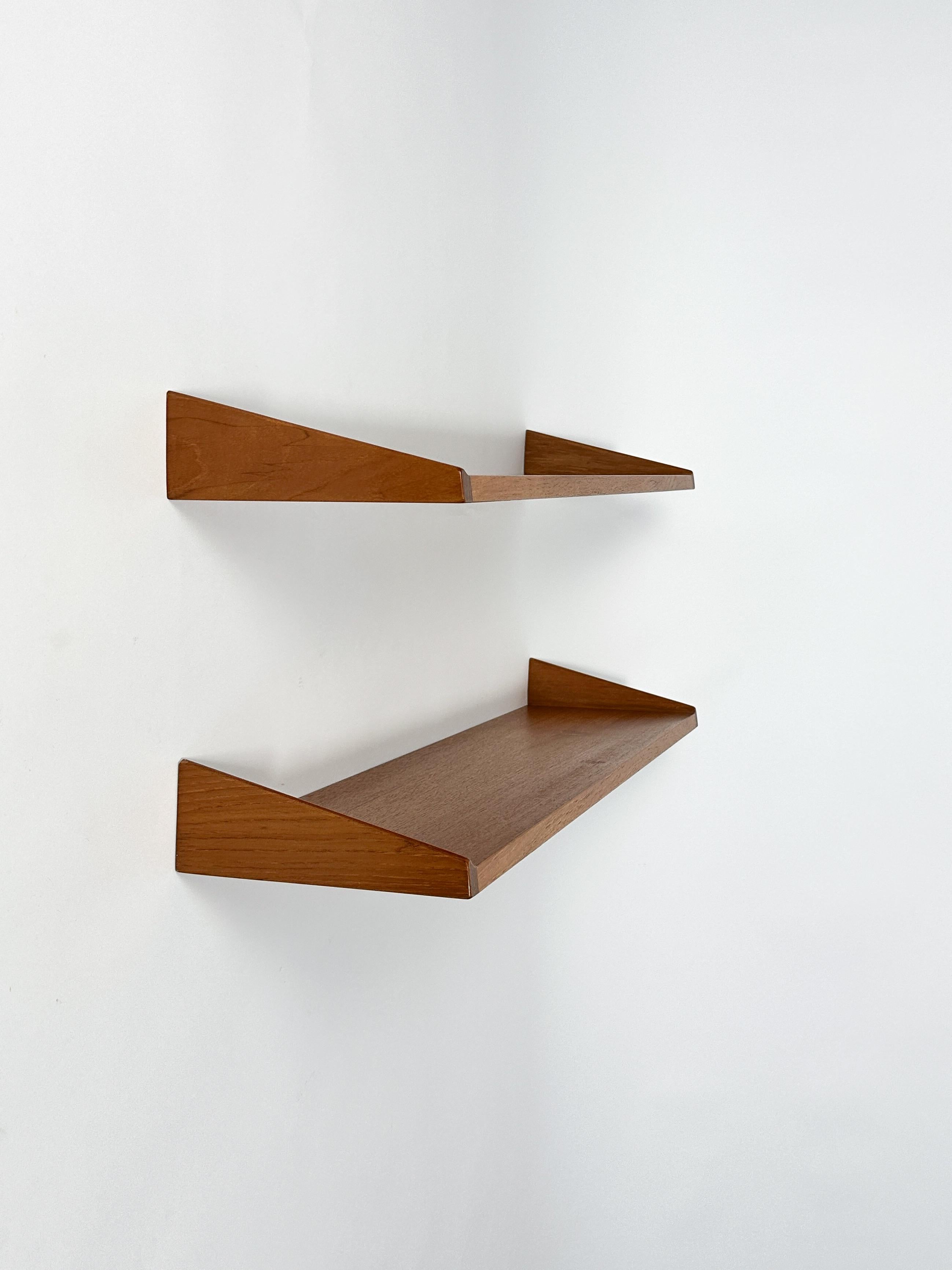 Pair of floating teak shelves by Kai Kristiansen for Feldballes Møbelfabrik, made in Denmark in the early 1970s.

They can be mounted both with upward or downward facing side braces.

Very good condition, normal signs of use and age, some wear to