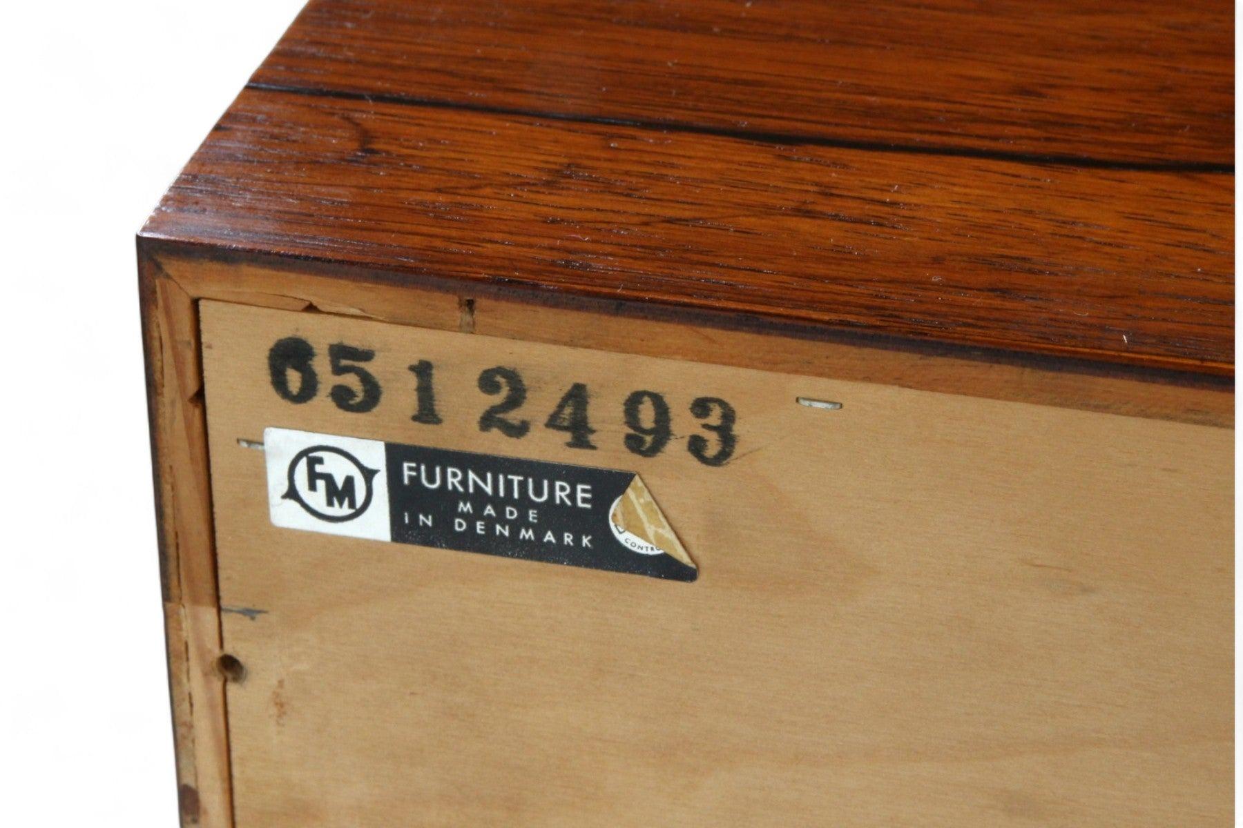 Origine: Danimarca
Designer: Kai Kristiansen
Produttore: Feldballes Møbelfabrik
Epoca: anni '60
Materiali: Palissandro
Misure: 33,5″ di larghezza x 15,75″ di profondità x 29,5″ di altezza
