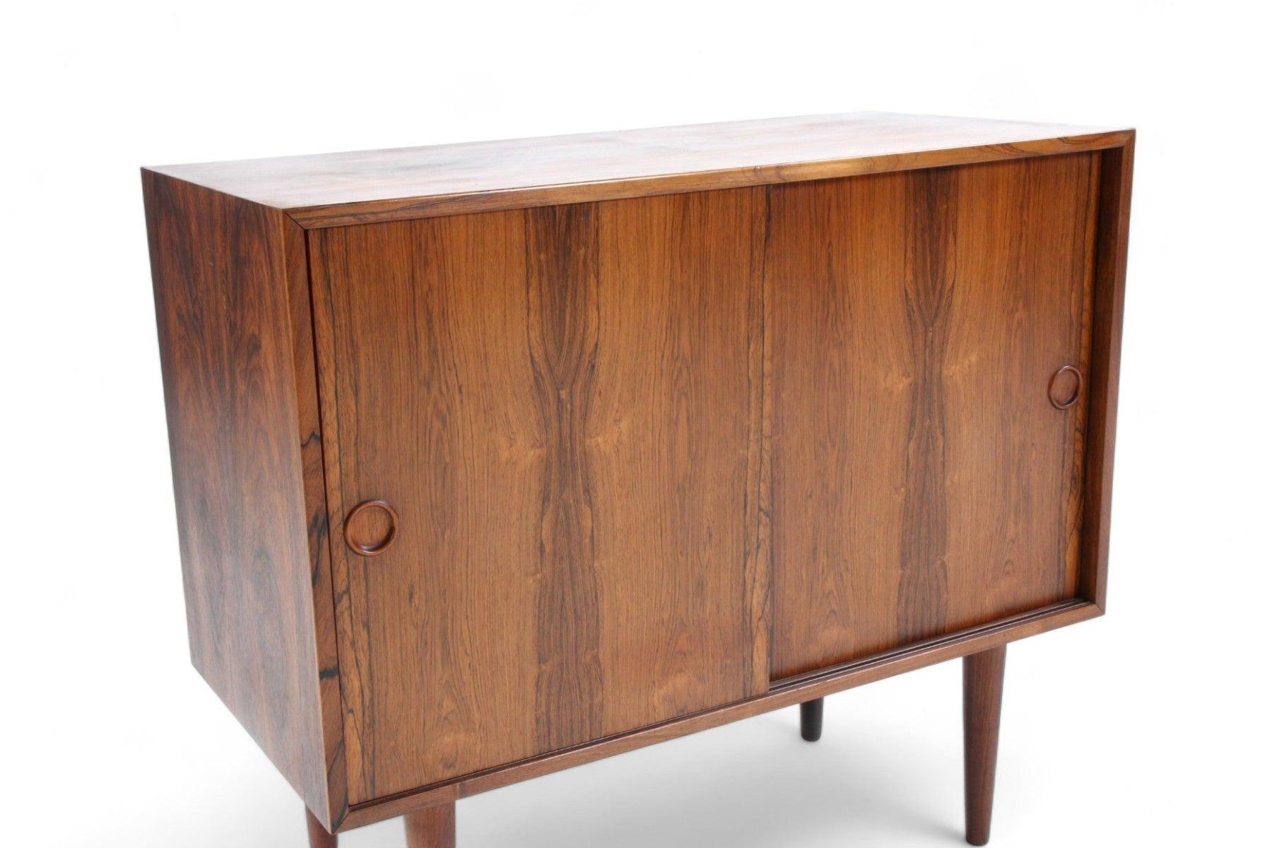 Mid-Century moderno Coppia di piccole credenze in teak di Kai Kristiansen in legno di palissandro in vendita