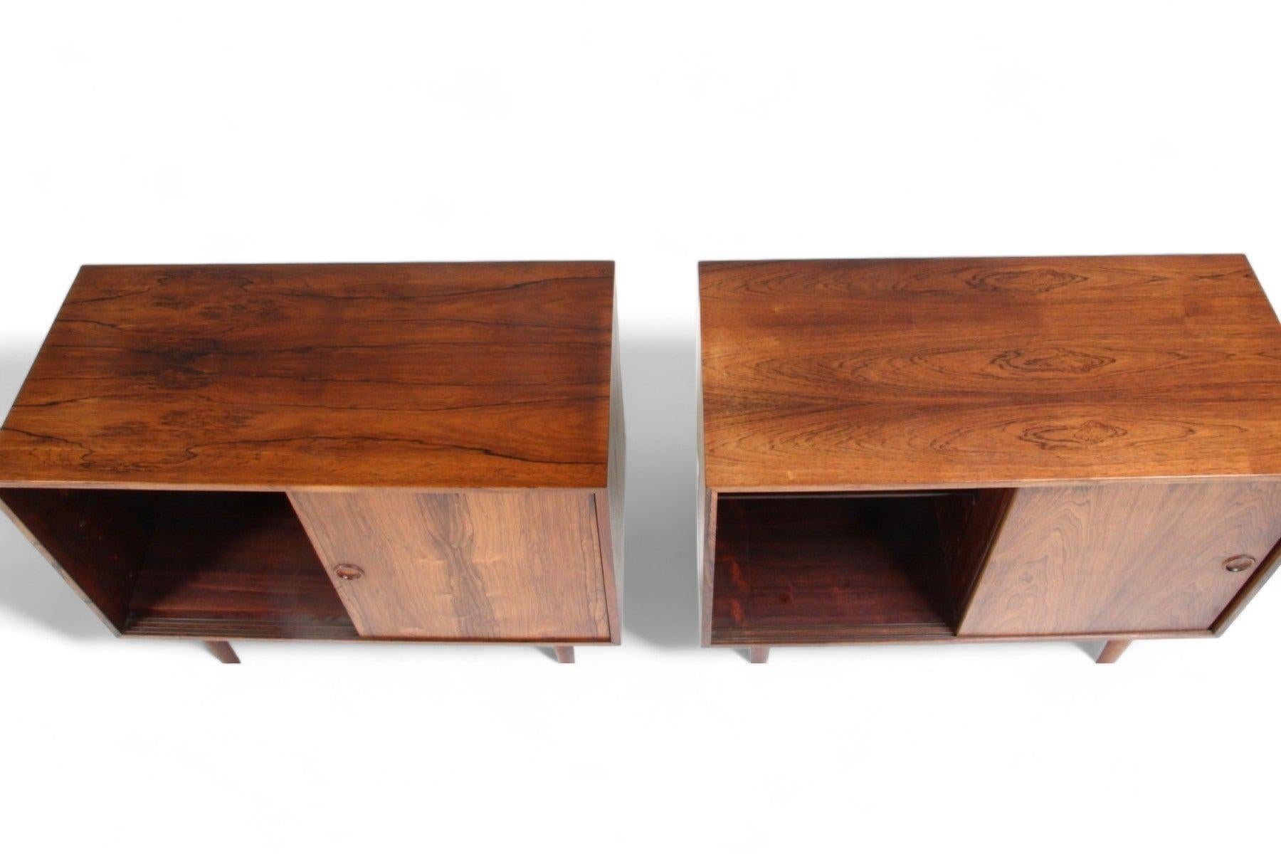 Coppia di piccole credenze in teak di Kai Kristiansen in legno di palissandro In condizioni buone in vendita a Berkeley, CA