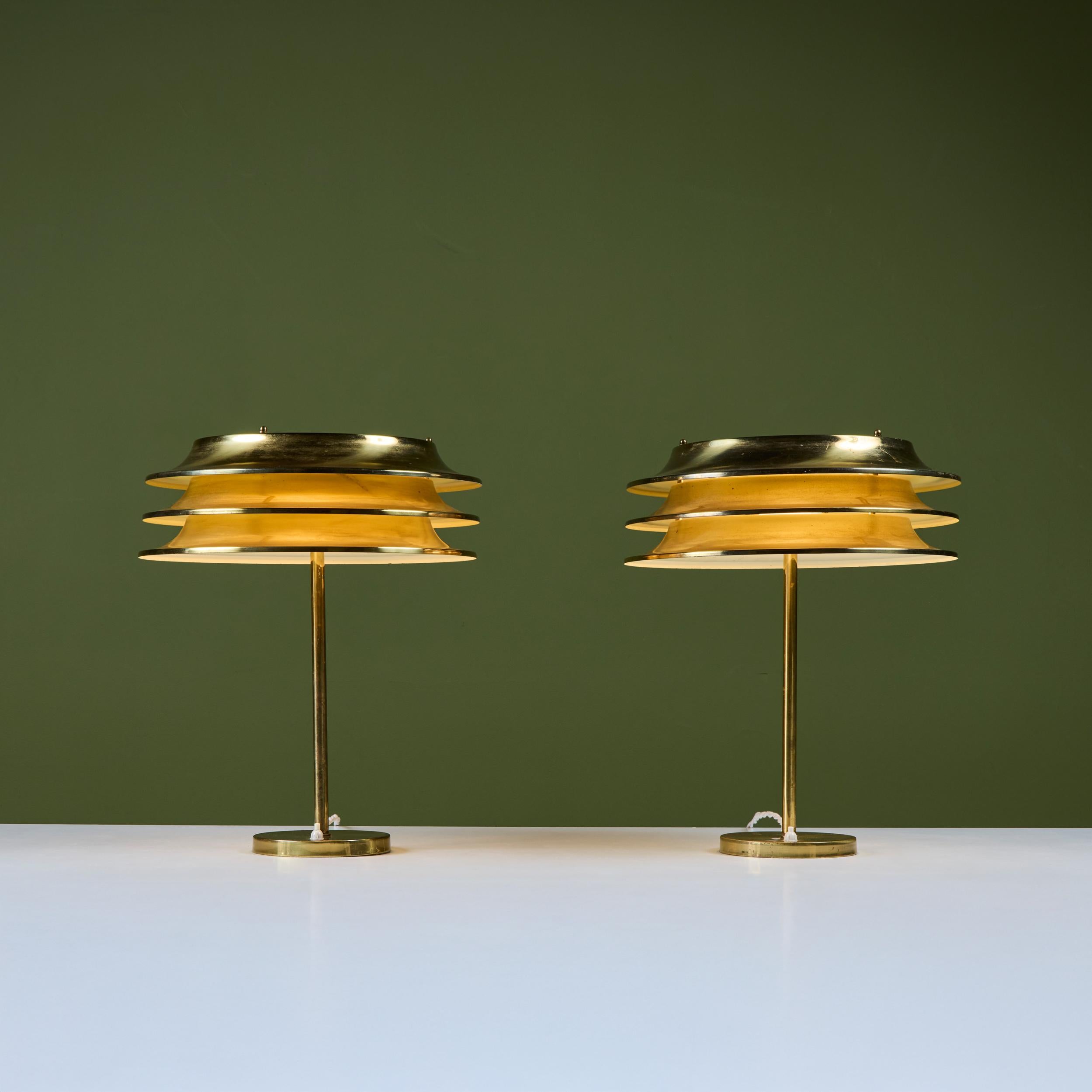 Paire de lampes de table en laiton 'Finnmark' conçues par Kai Ruokonen pour ORNO c.1970, Finlande. Ce modèle, conçu à l'origine pour l'hôtel Vaakuna Helsinki, présente trois abat-jour en laiton étagés et de longues tiges étroites qui se terminent